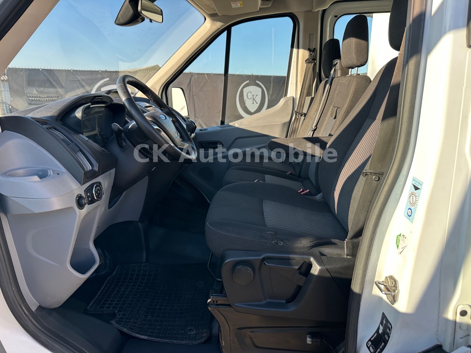 Fahrzeugabbildung Ford Transit Pritsche 350 L2 DoKA/7 Sitze/Klima/AHK