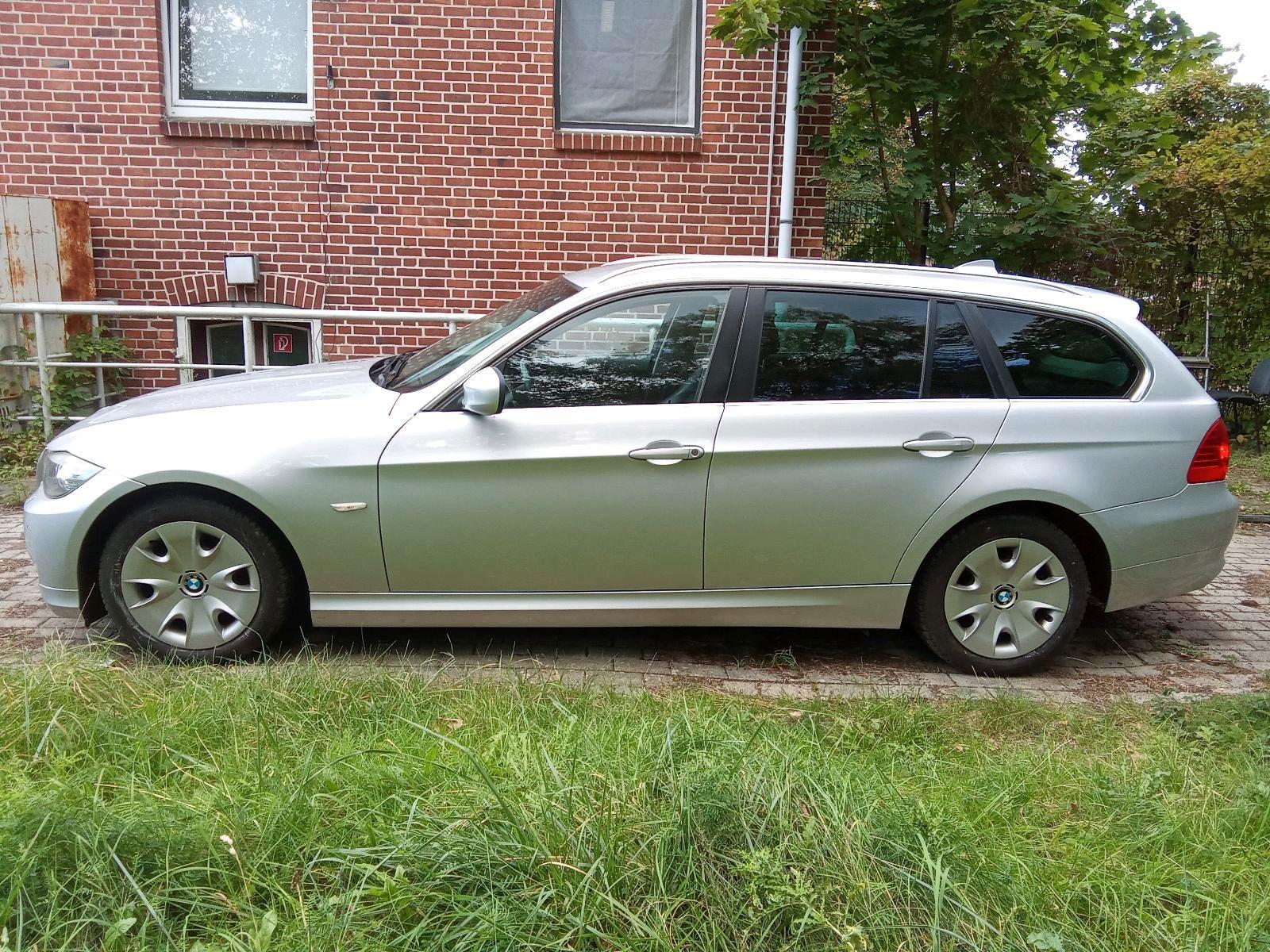 BMW 320 2011 — rear view