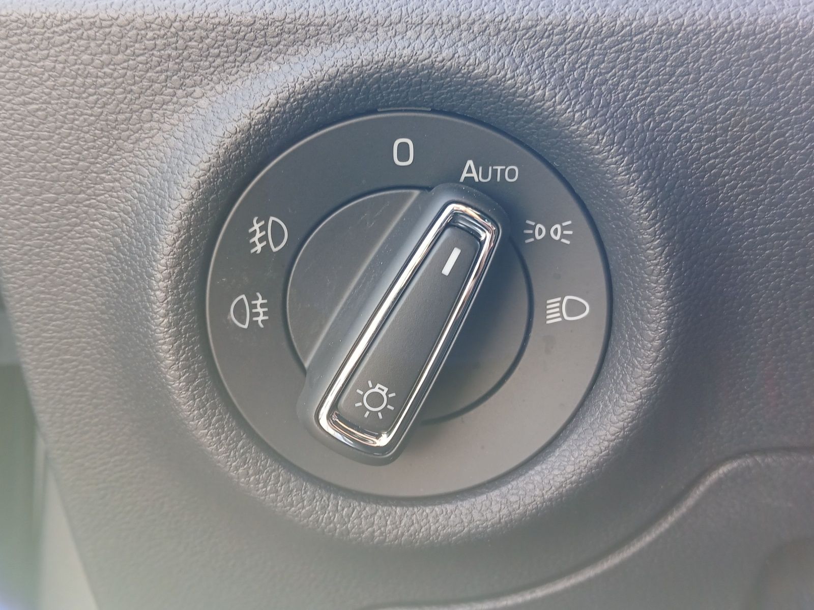 Fahrzeugabbildung SKODA Kamiq TSI Monte-Carlo LED Pano APP GRA PDC SH 18
