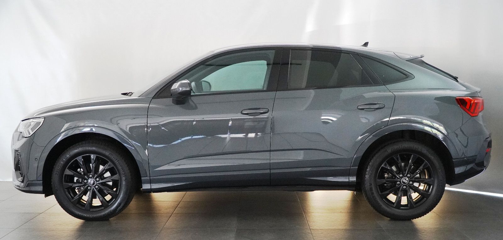 Audi Q3 Sportback Nanograu mit Optik-Paket S Line foto 3