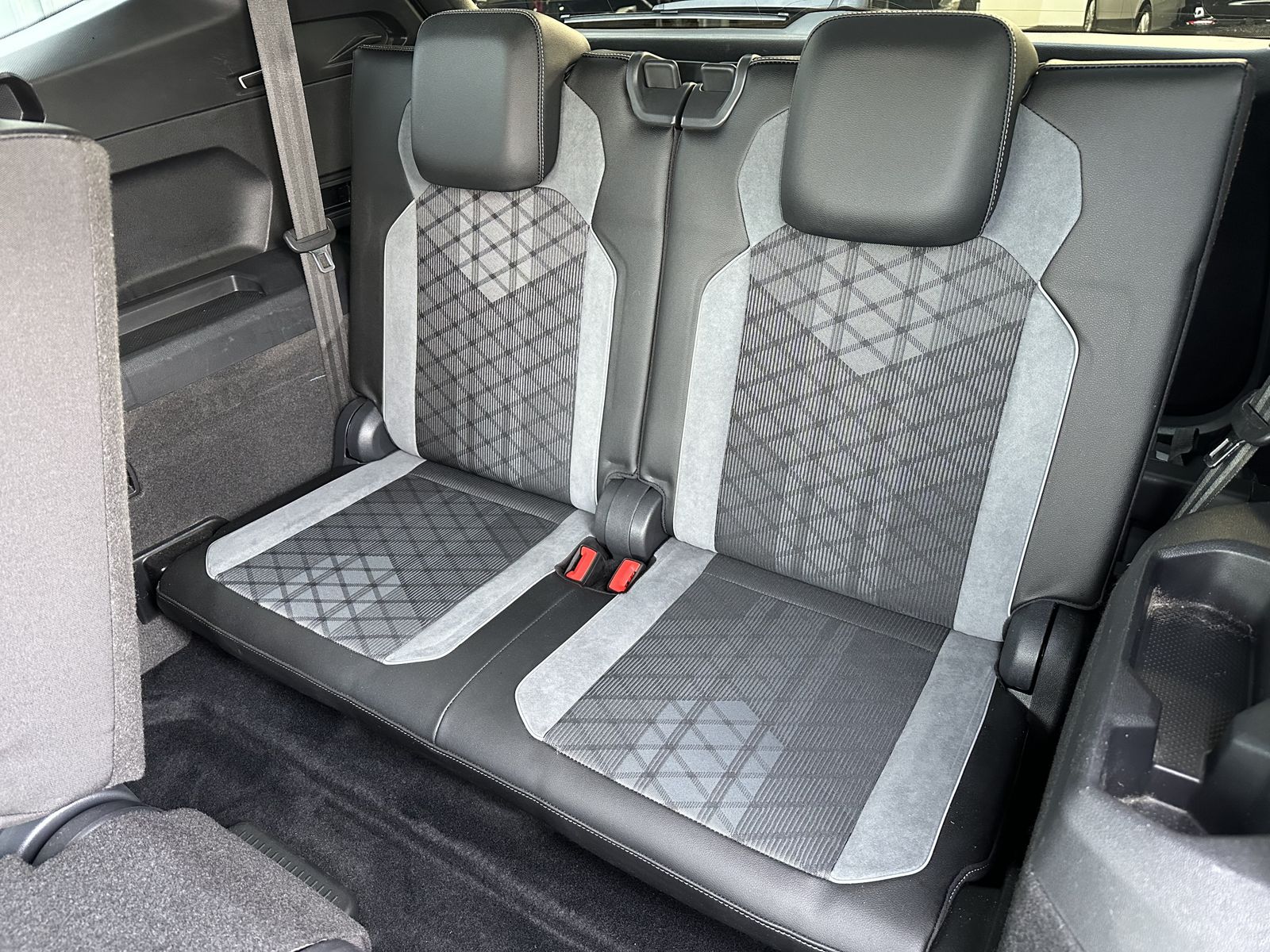 Fahrzeugabbildung Volkswagen Tiguan Allspace 4M R-Line Black 7Sitzer AHK+360°