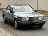 Mercedes-Benz 230 E - graue Mercedes-Benz 230