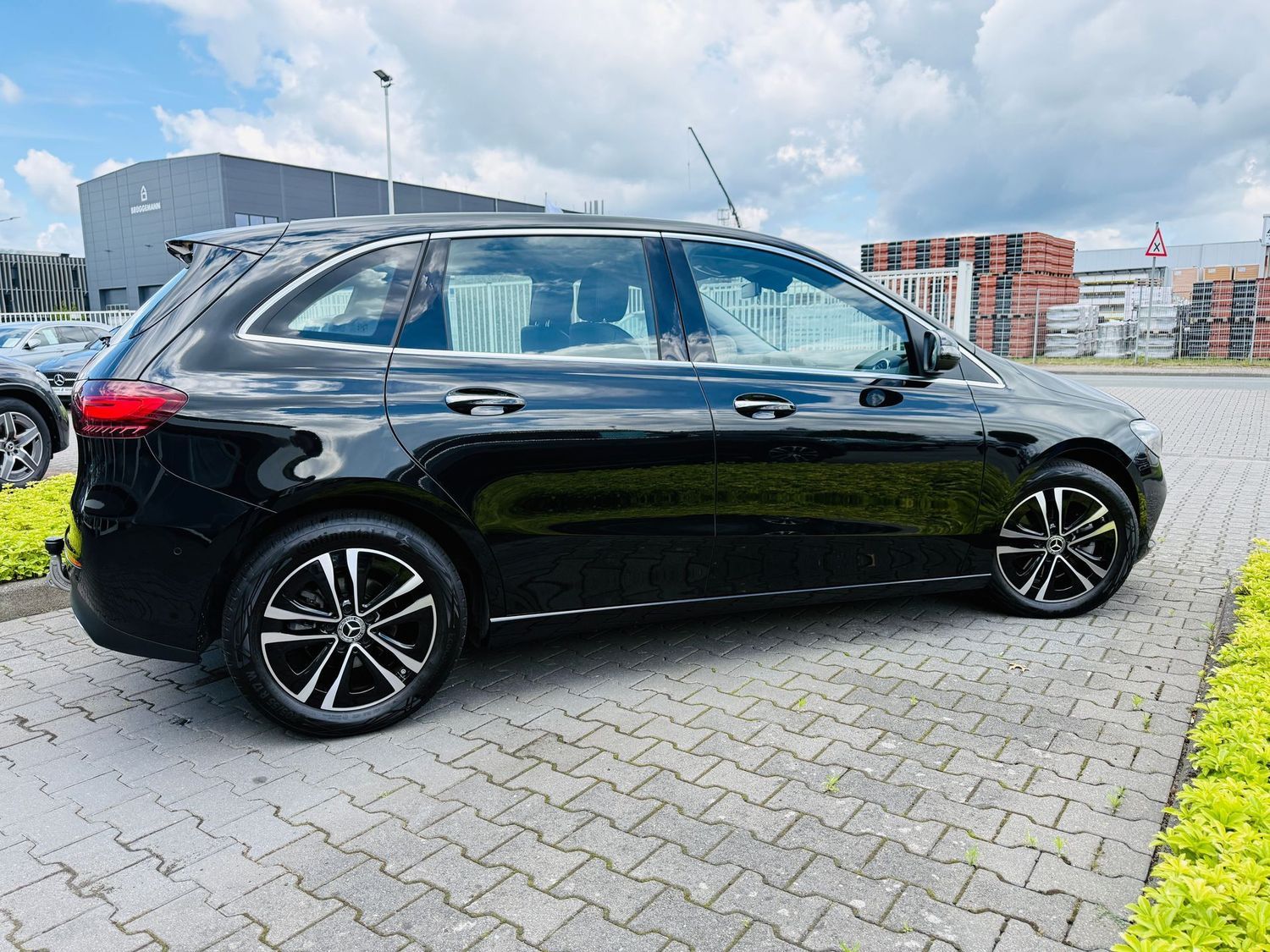 Fahrzeugabbildung Mercedes-Benz B 180 PROGR. PLUS, Autom, LED, AHK, PTS, RFK, Ke