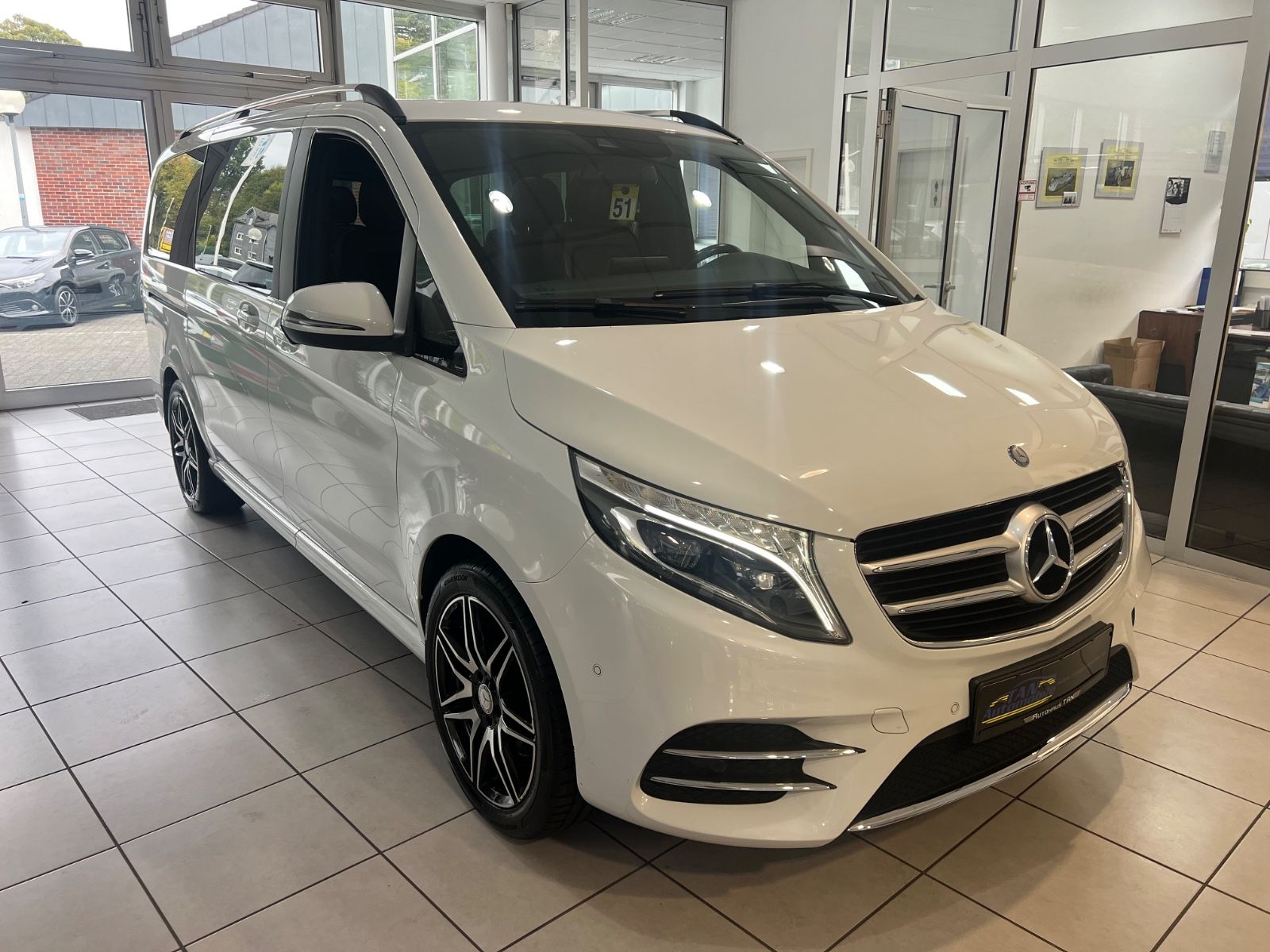 Fahrzeugabbildung Mercedes-Benz V 250 d 4MATIC lang AMG LINE *PANO*Perlmutt-Weiß