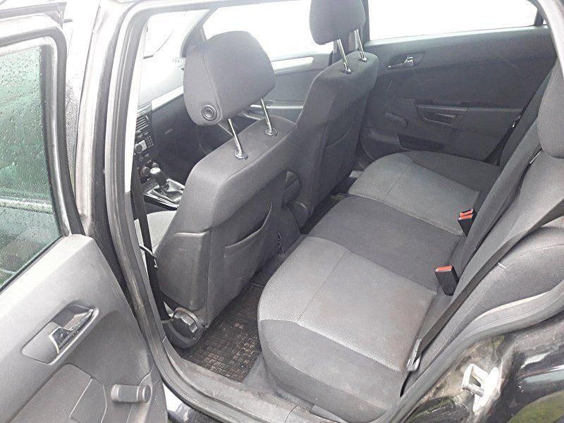 Opel Astra 2010 — photo 7