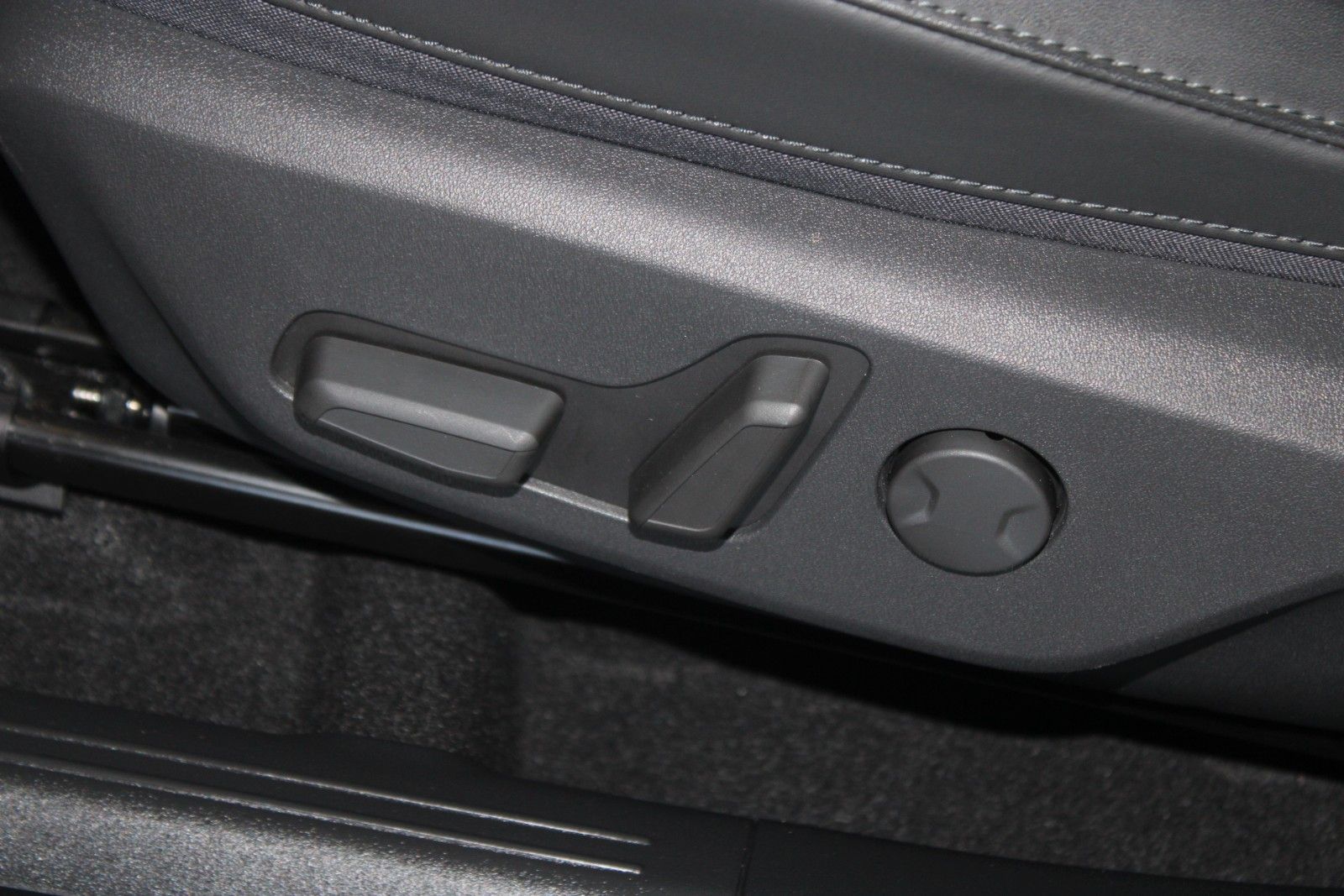Fahrzeugabbildung Kia Niro EV Inspiration Ausparken Wärmepumpe 64 kWh
