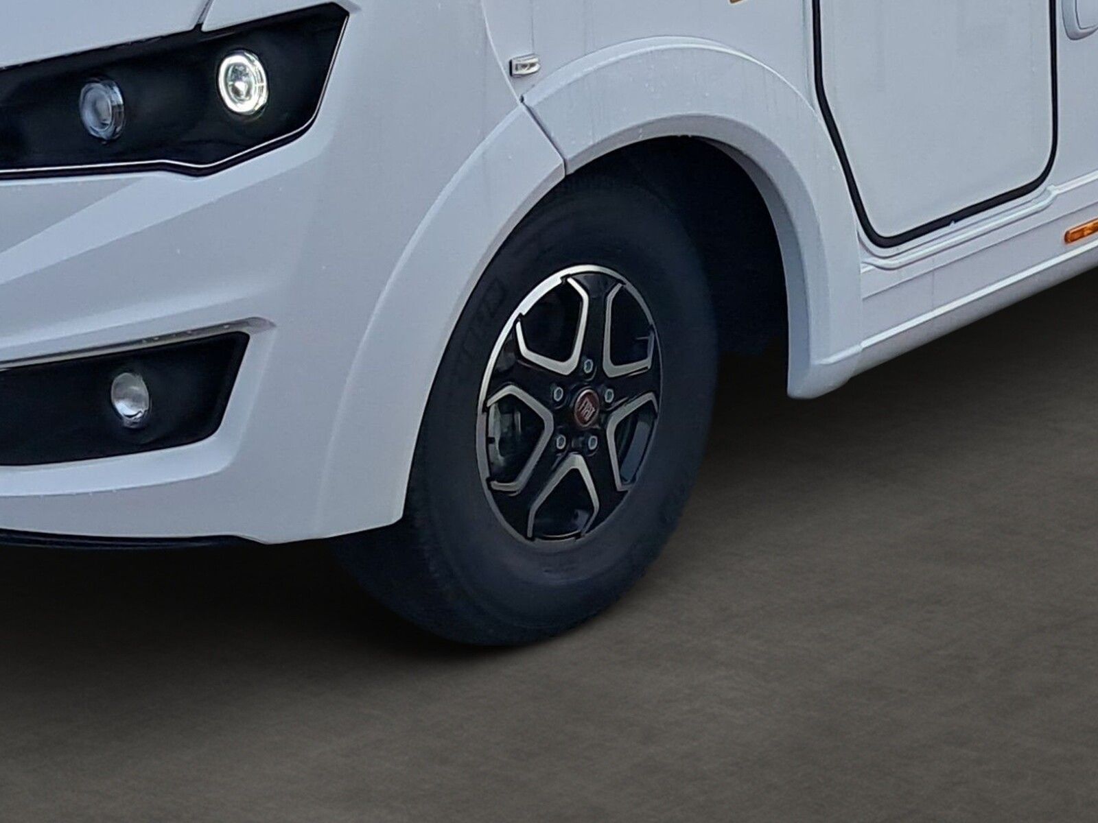 Fahrzeugabbildung Eura Mobil Integra I 760 EF Luminary Plus Paket