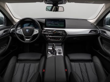 Fahrzeugabbildung BMW 530e xD Pano Kamera DAB HiFi Adapt. Fahrwerk 19"