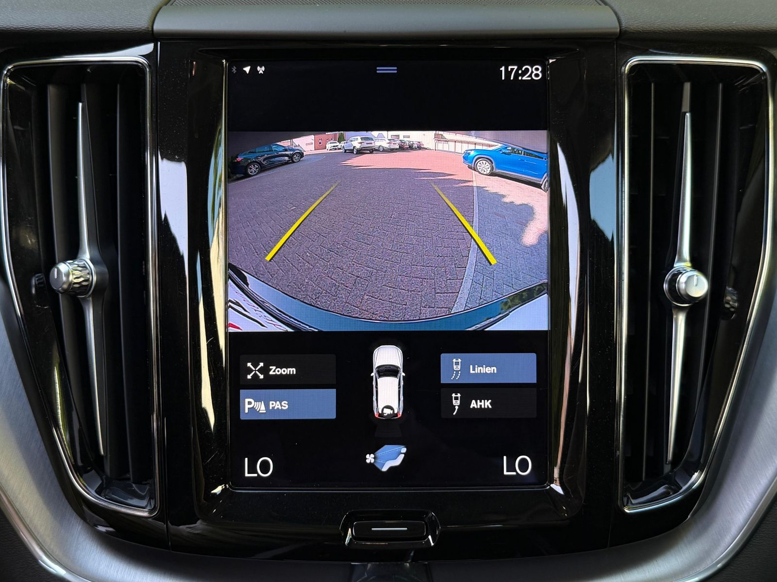 Fahrzeugabbildung Volvo XC60 Momentum Pro 2WD LED+NAVI+AHK+KAM+PARK+DAB+