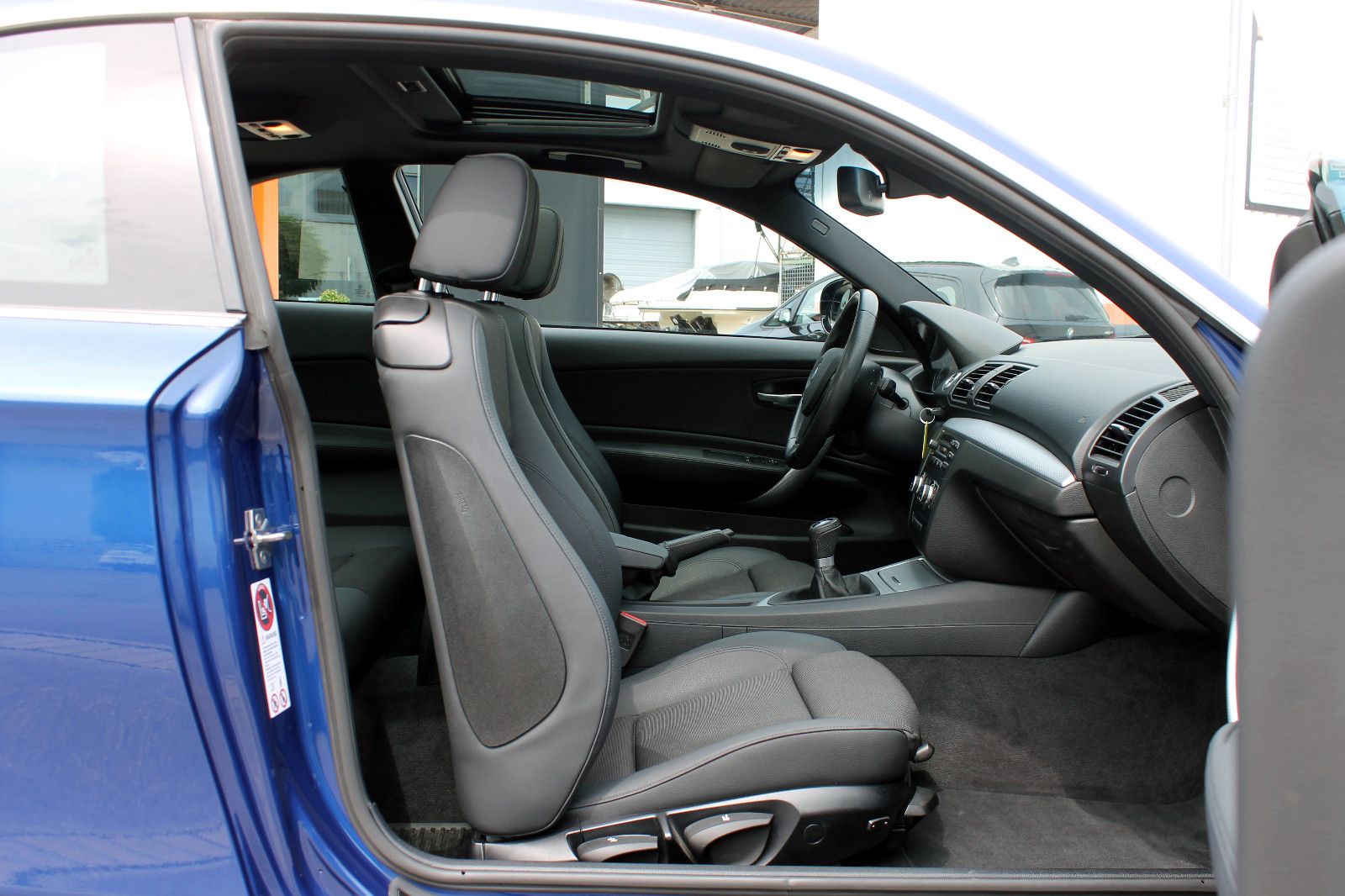 Fahrzeugabbildung BMW 125i Coupé E82 M-Sport PDC SHZ XENON eGSD 2Zonen