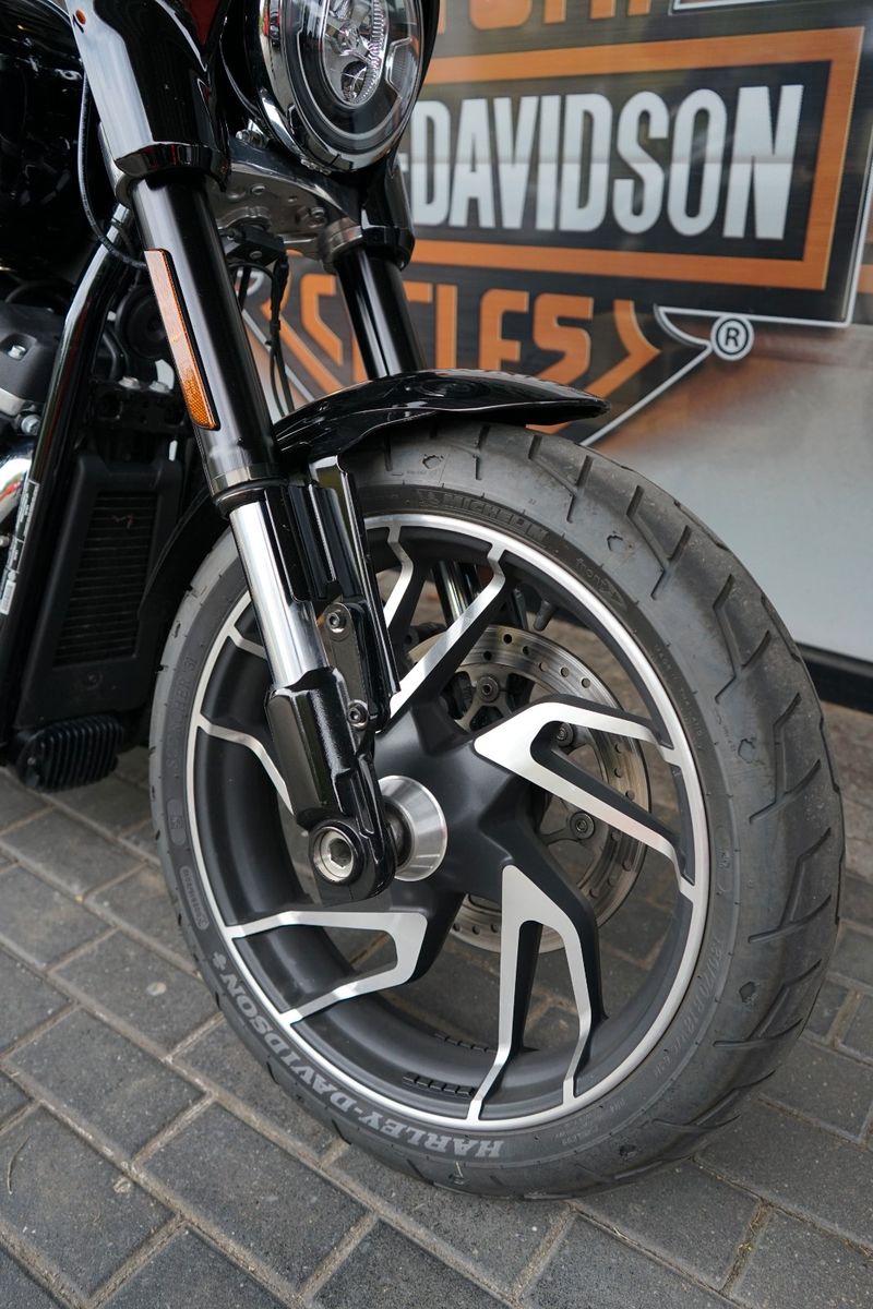 Fahrzeugabbildung Harley-Davidson Softail Sport Glide mit Jekill & Hyde Auspuff