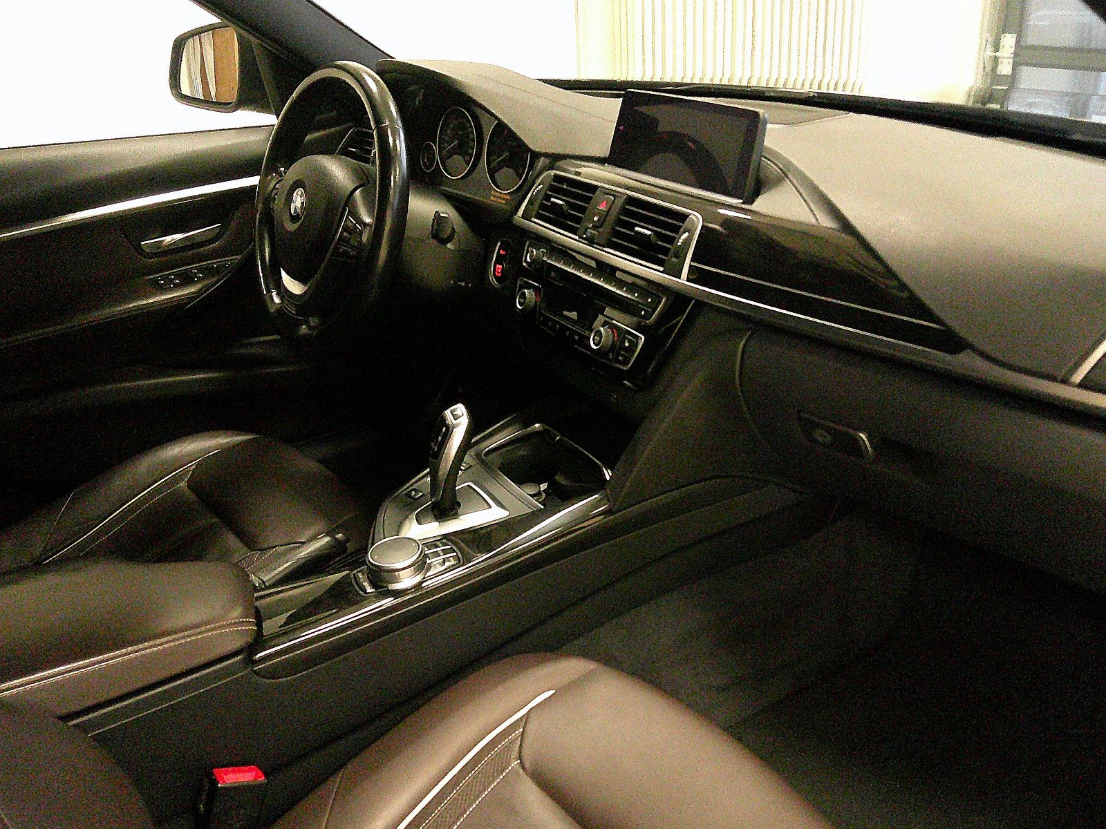 Fahrzeugabbildung BMW 320d xDrive Luxury Line / NAVI / LEDER /H&KSOUND