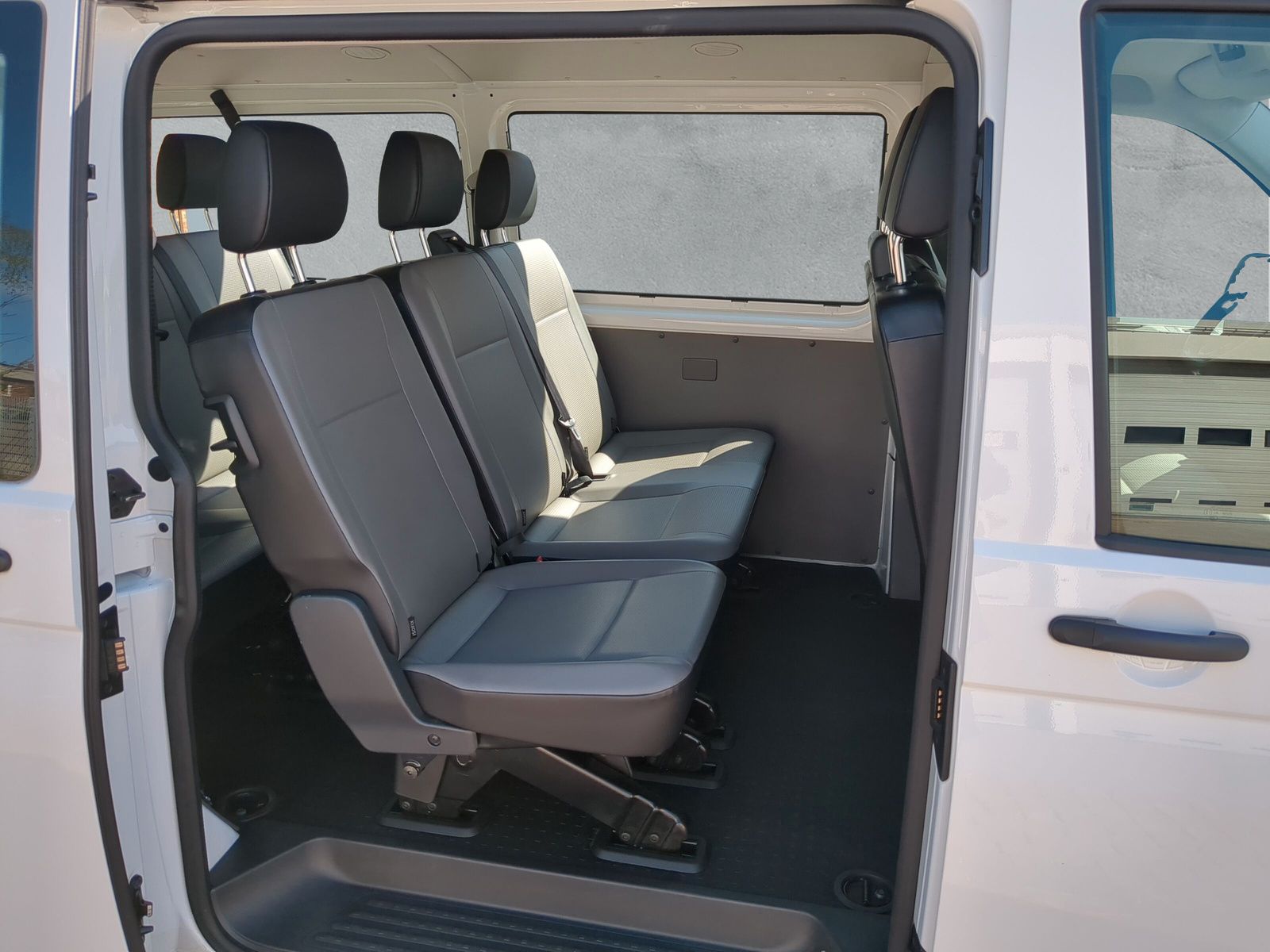 Fahrzeugabbildung Volkswagen T6.1 Kombi LR 2.0 TDI Klima PDC hinten