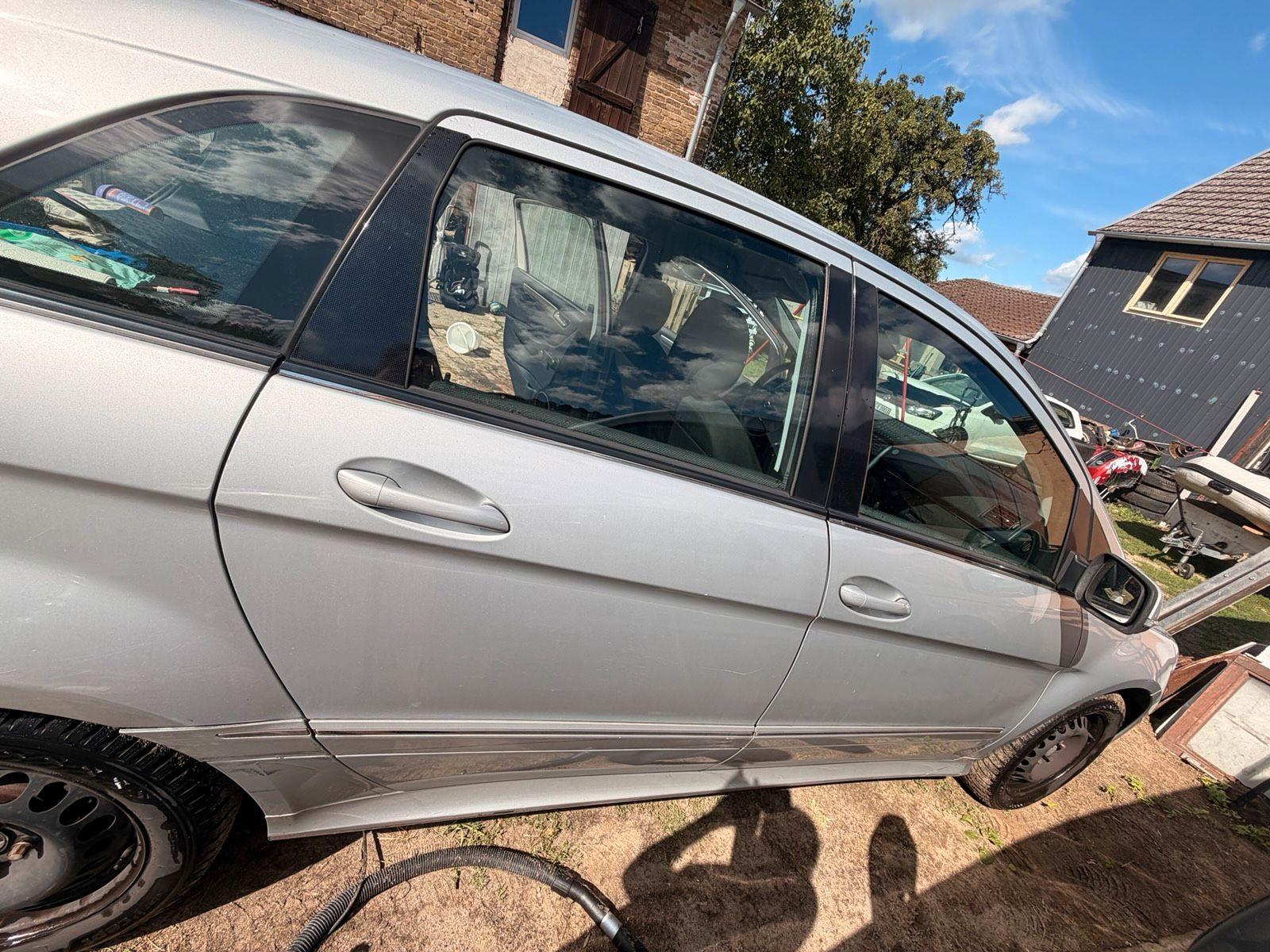 Mercedes-Benz B180 2008 — engine 107 HP (79kW)