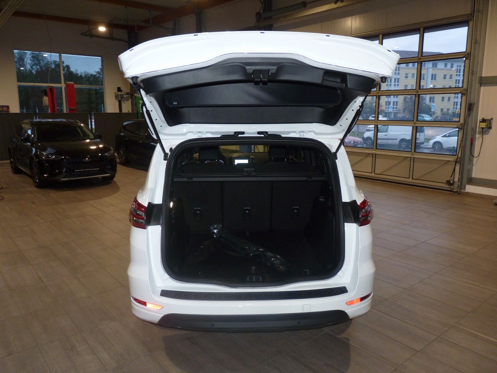 Fahrzeugabbildung Ford S-Max Hybrid ST-Line FHEV 5-Sitzer