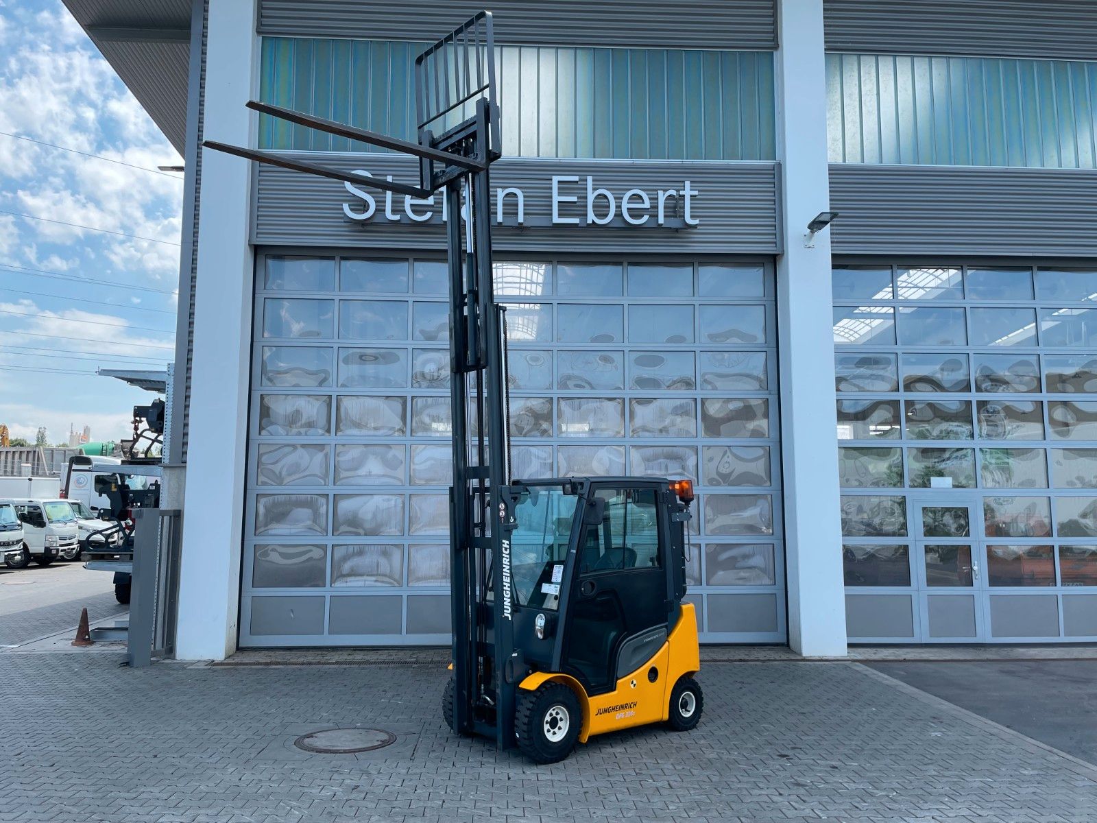 Fahrzeugabbildung Jungheinrich DFG 316s / Triplex: 4.4m / 2.008h / Klima / SS