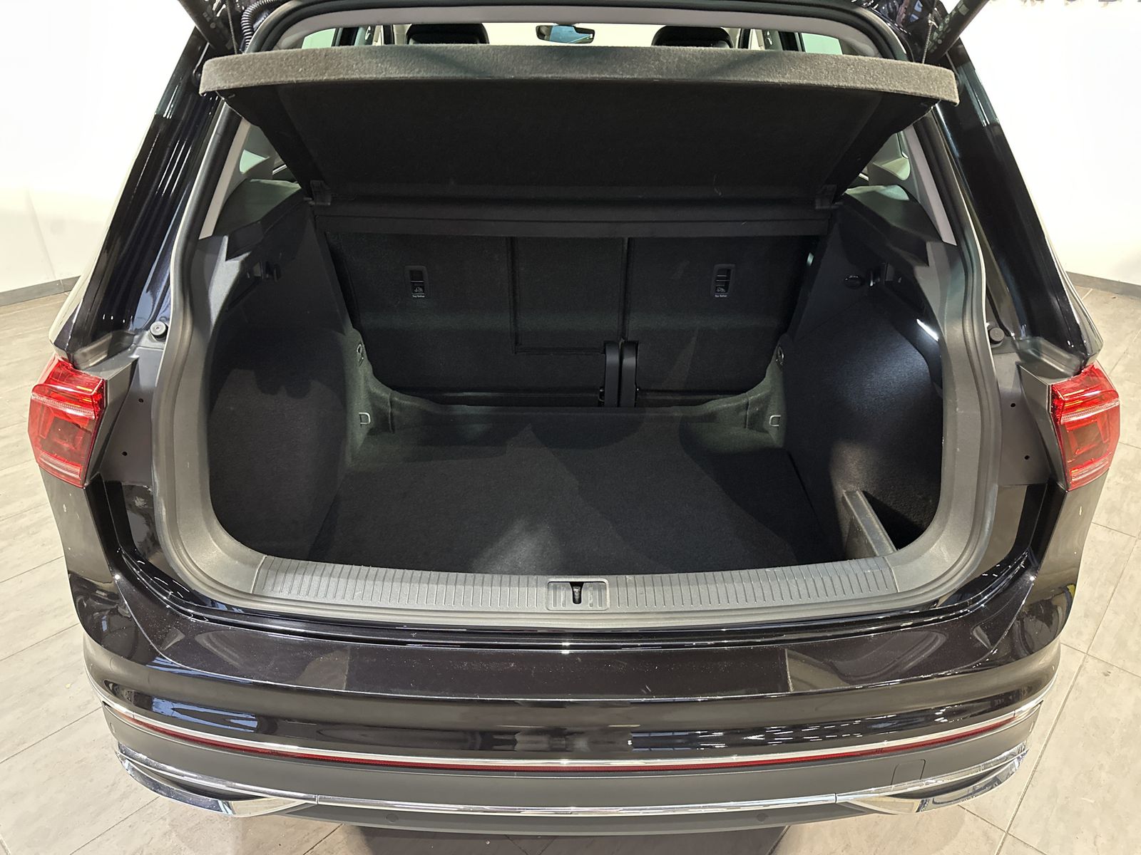 Fahrzeugabbildung Volkswagen Tiguan 2.0 TSI Elegance 4M NAV+LED+KAMERA+19ZOLL