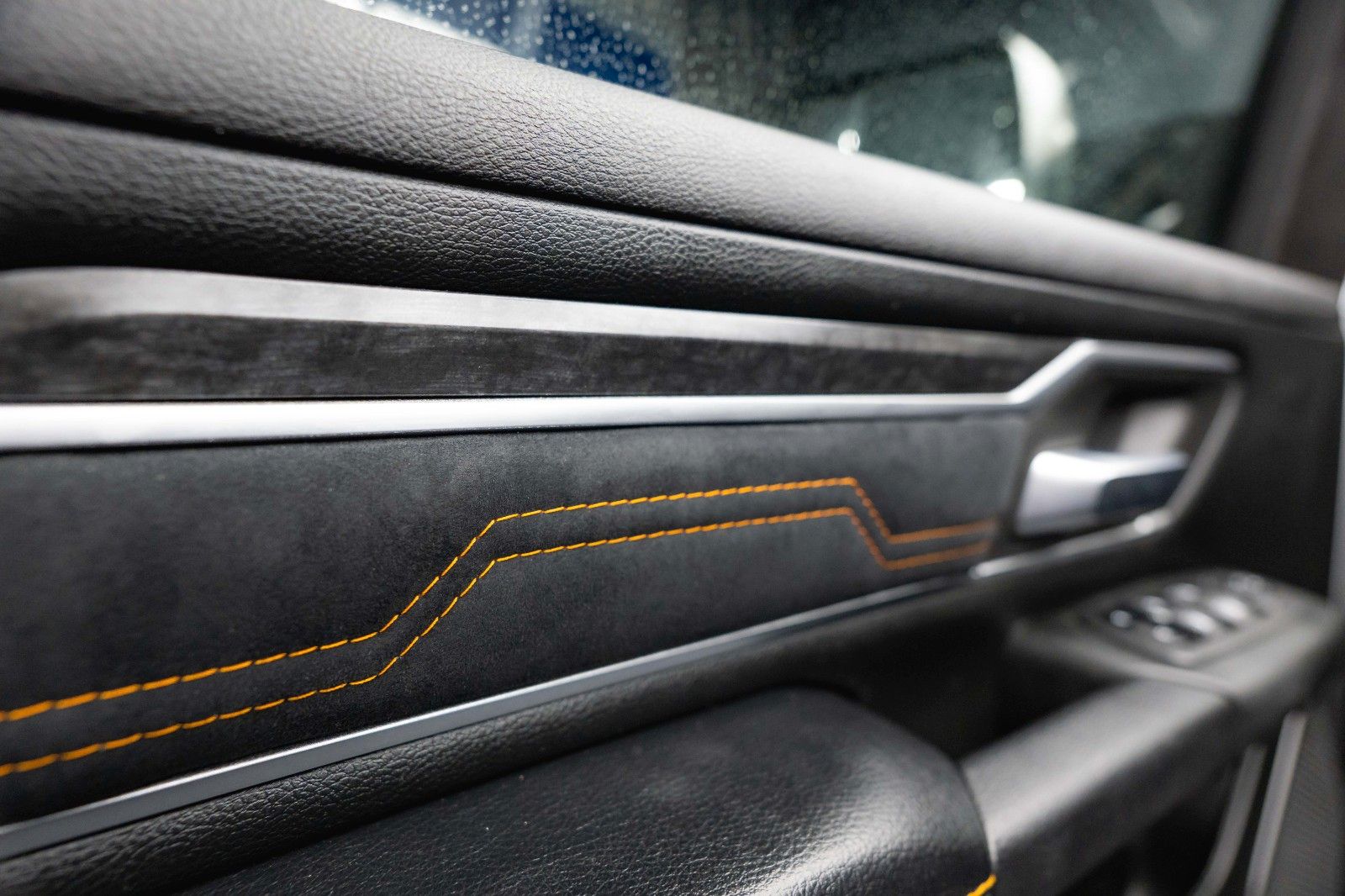 Fahrzeugabbildung Dodge RAM 5.7 V8 HEMI 4x4 OFFROAD Night-Paket *LED*19%