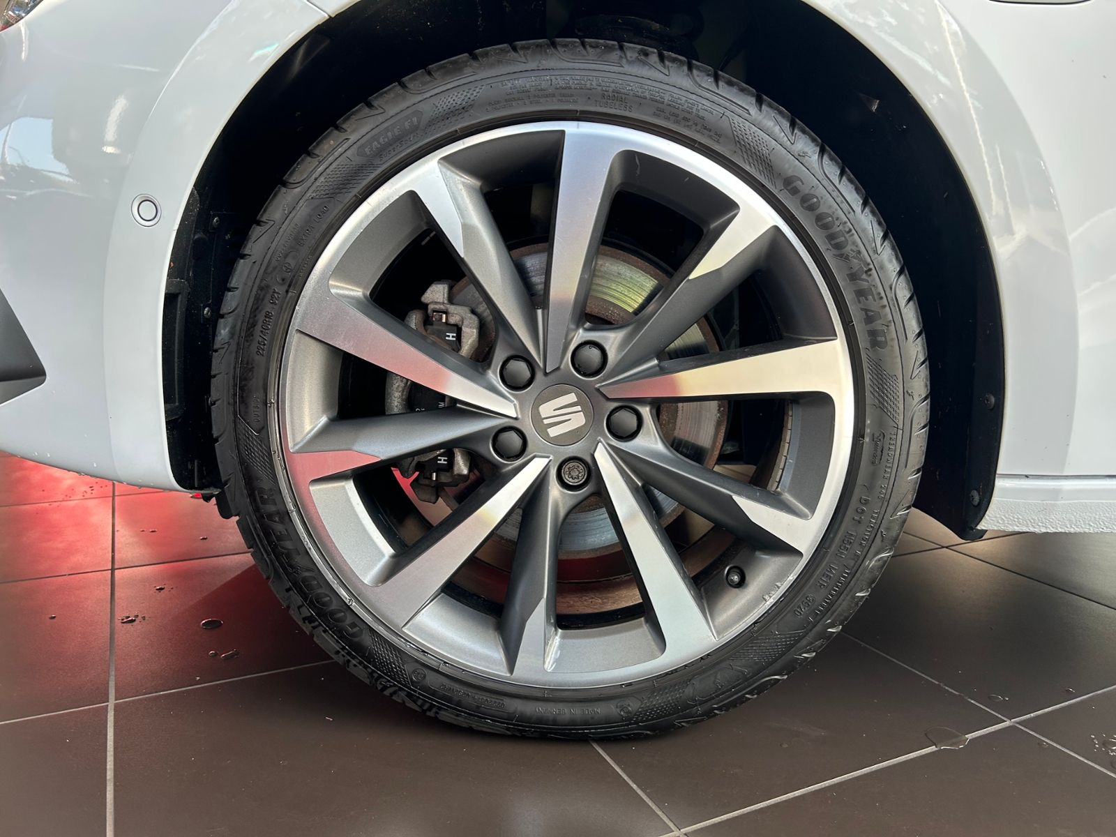Fahrzeugabbildung SEAT Leon Sportstourer FR e-Hybrid LED NAVI ALU