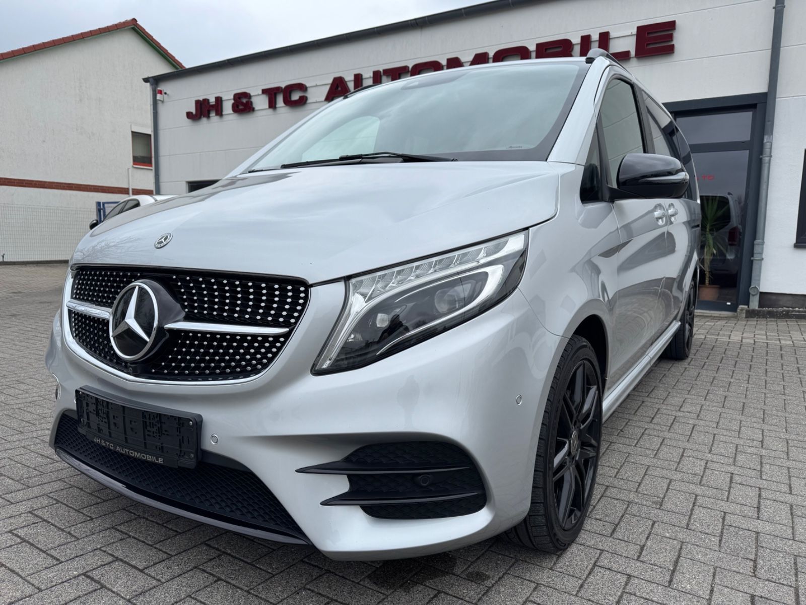 MERCEDES-BENZ V300d AVANTG/EDITION/AMG/NIGHT/LEDER/PANORAMA/