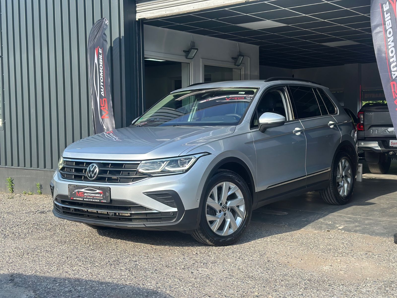 Volkswagen Tiguan - 1
