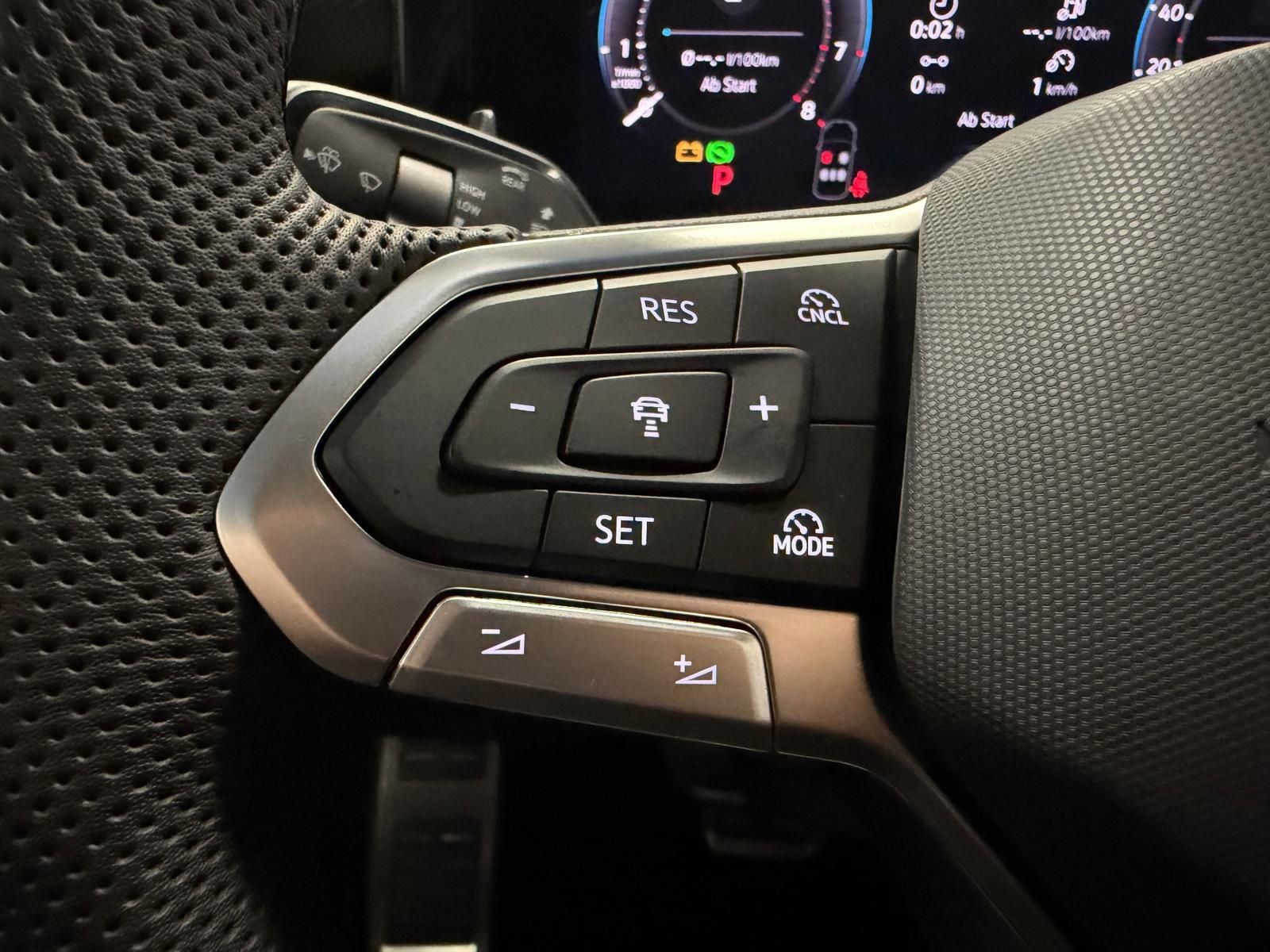 Fahrzeugabbildung Volkswagen T-Roc 1.5 eTSI DSG R-Line+AHK+ACC+TOTWINKEL+RFK+