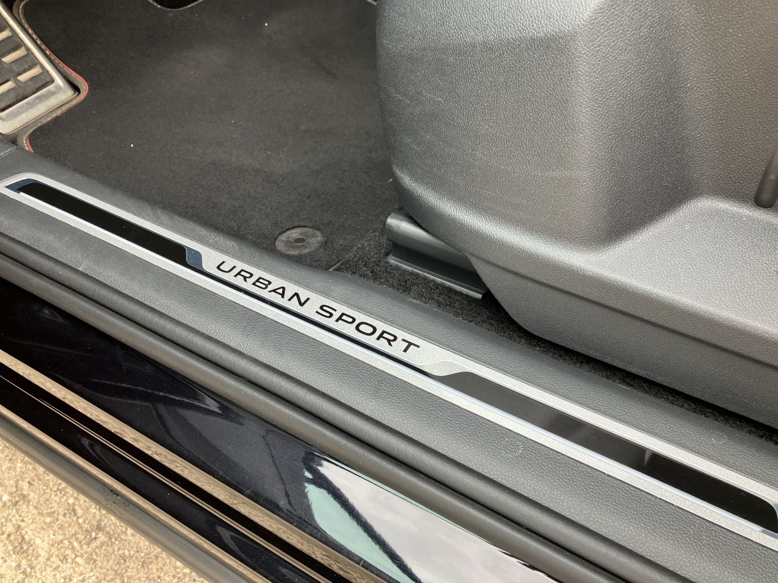 Fahrzeugabbildung Volkswagen Tiguan TDI Urban Sport DSG LED Navi ACC AHK PDC