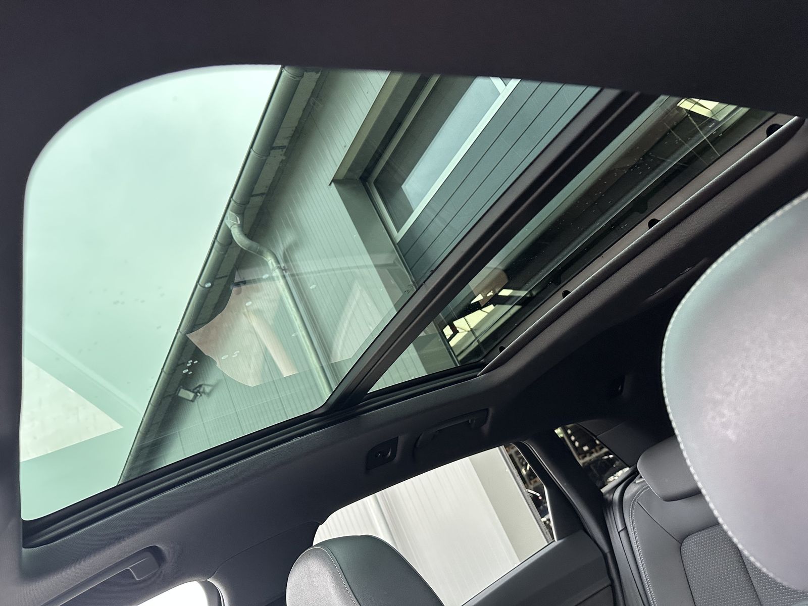 Fahrzeugabbildung Audi e-tron 55 S-Line NAV+LED+PANO+AHK+LUFTFEDERUNG