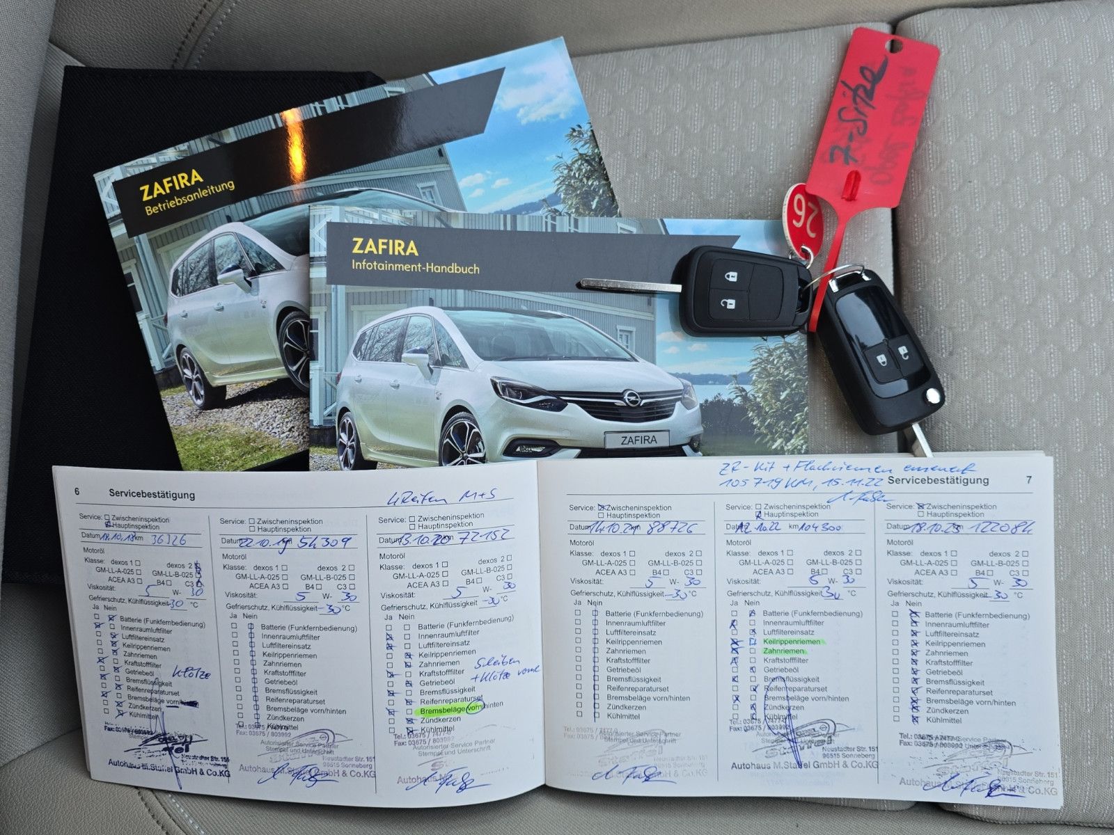 Fahrzeugabbildung Opel Zafira Tourer 7-SiTZER+AUTOMATiK+KAMERA+PANORAMA