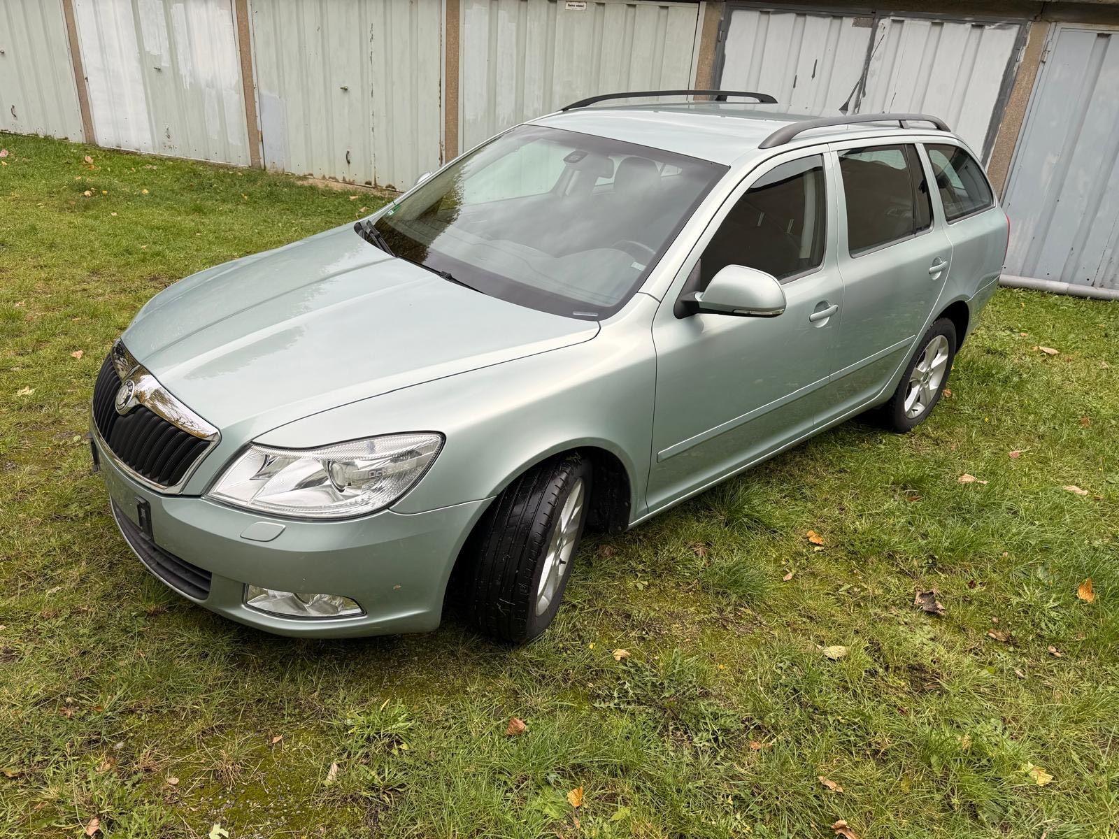 Skoda Octavia 2009 — rear view