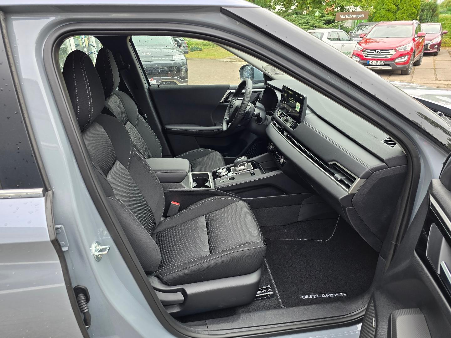 Mitsubishi Outlander 2.4L PHEV BASIS