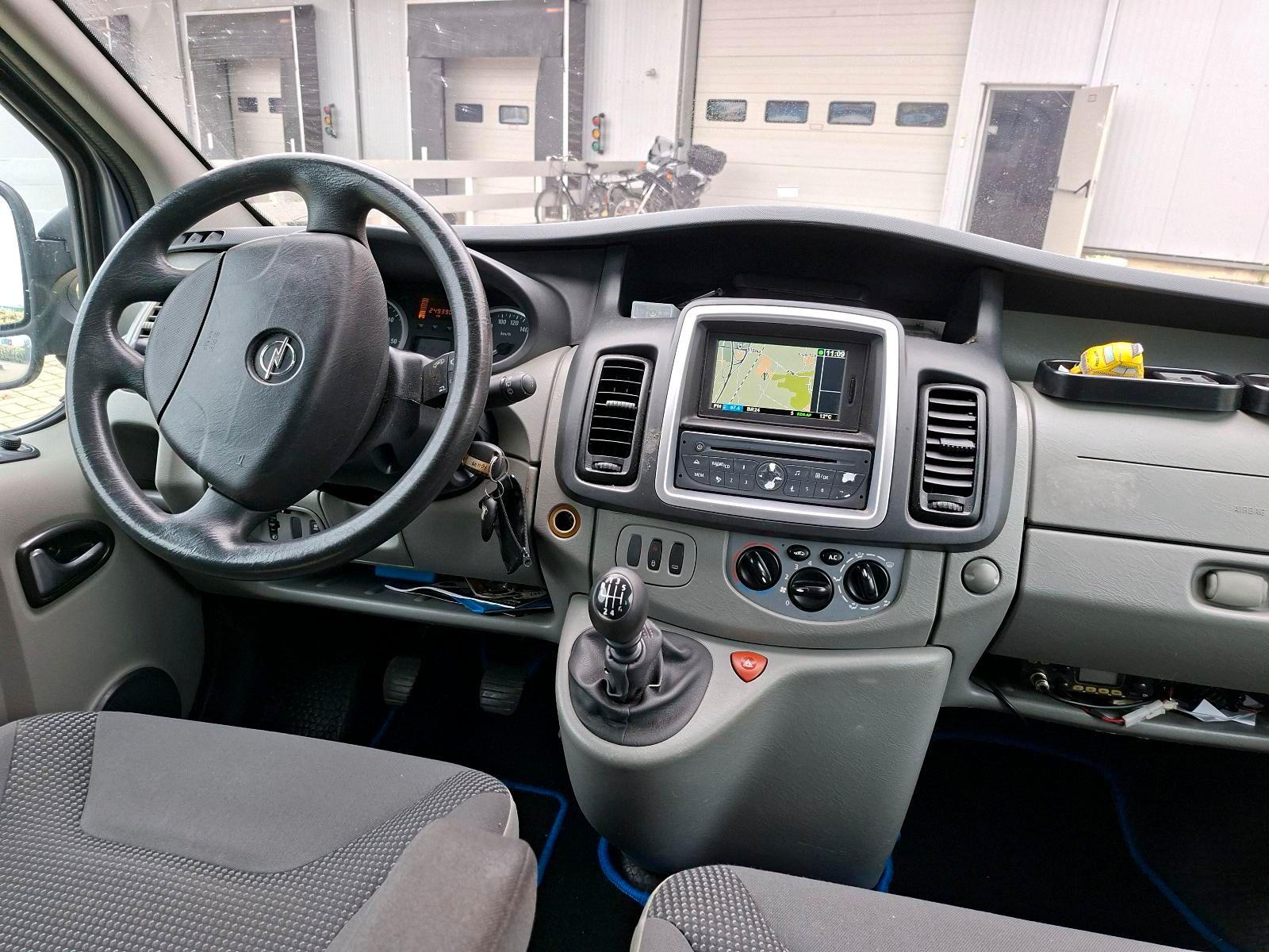 Opel Vivaro 2011 — photo 9