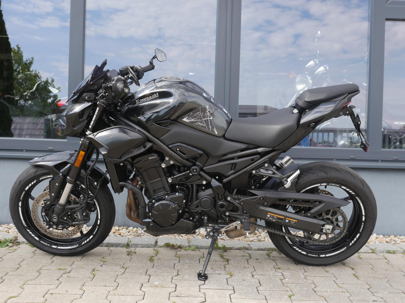 Kawasaki Z 900 - dt. Modell 2025 - viele Extras - TOP