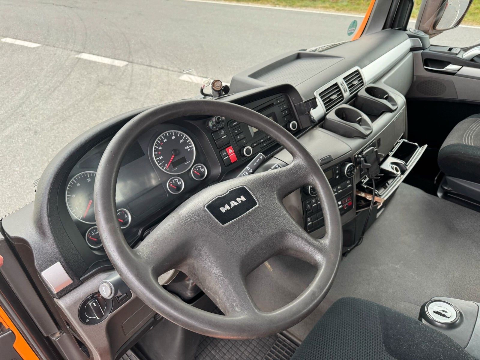 Fahrzeugabbildung MAN TGS 26.440 6x2-4 BL Abrollkipper / Kran