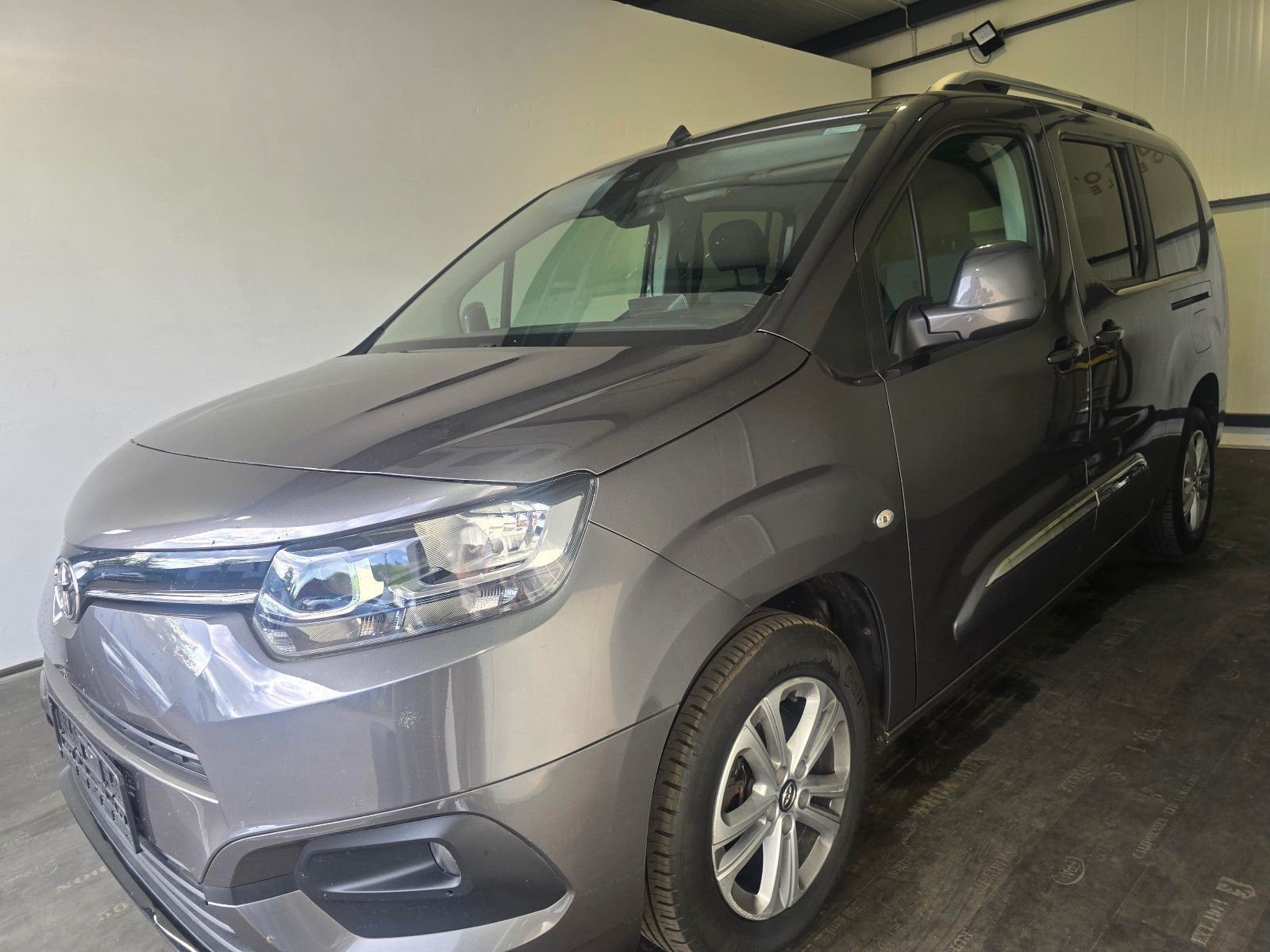 Toyota Proace (Verso) 2021, 1.2 benzīns, Automāts, Furgons, Pelēks — Latvijā