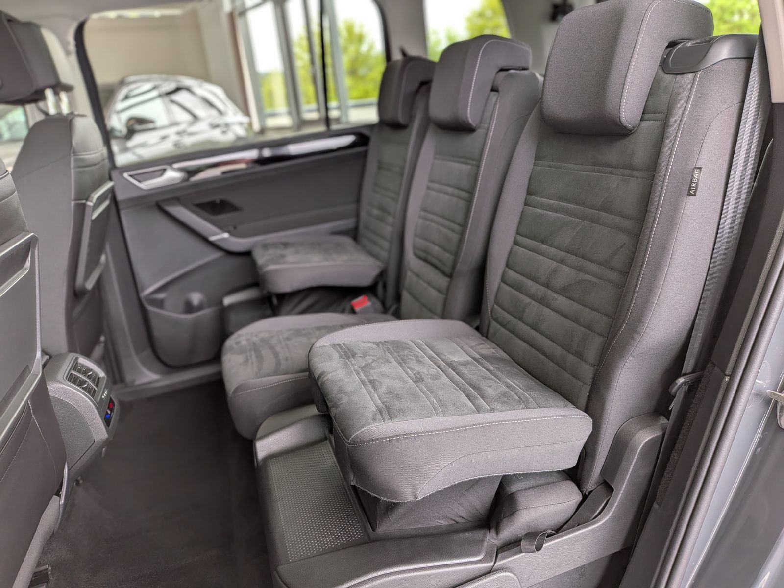 Fahrzeugabbildung Volkswagen Touran 2.0 DSG R-Line High Pano 7-Si IQ AHK VOLL