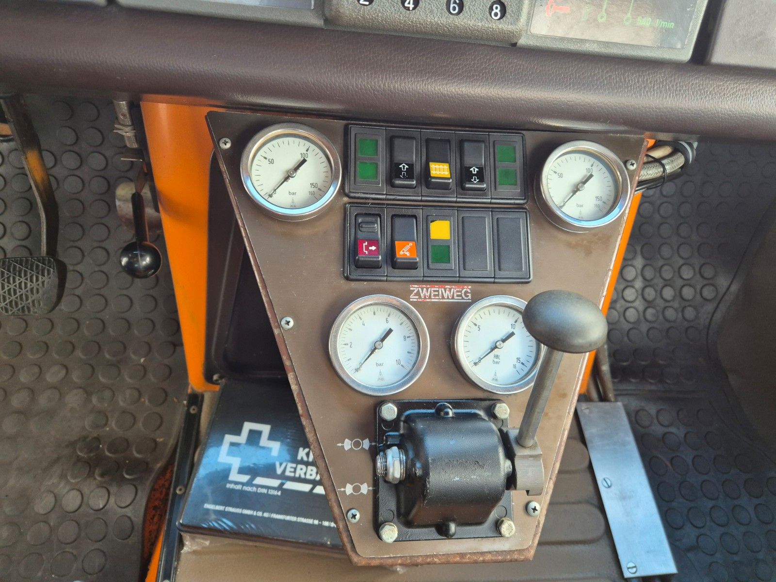 Fahrzeugabbildung Mercedes-Benz Unimog U1600 4x4 Zweiweg ZW 100 S Railway 11584h