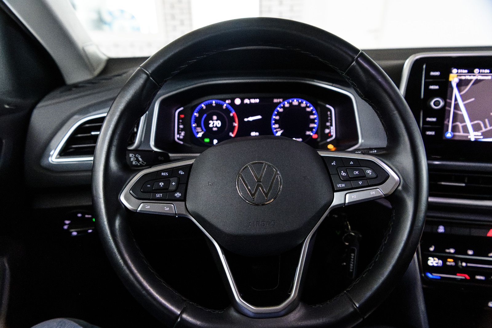 Fahrzeugabbildung Volkswagen T-Roc Style 1.5l TSI DSG +Navi +AHK +ACC +LED