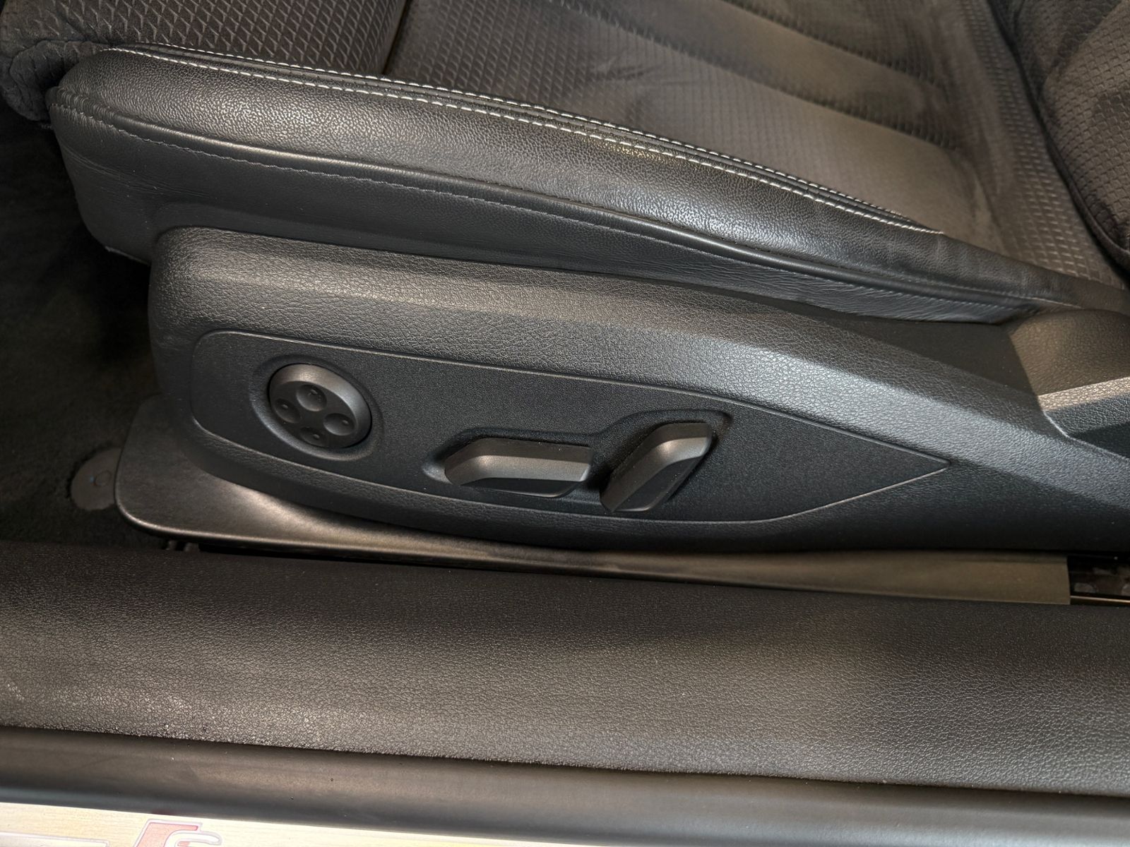 Fahrzeugabbildung Audi A5 Cabriolet 40 TFSI S line RFK LED NAVI