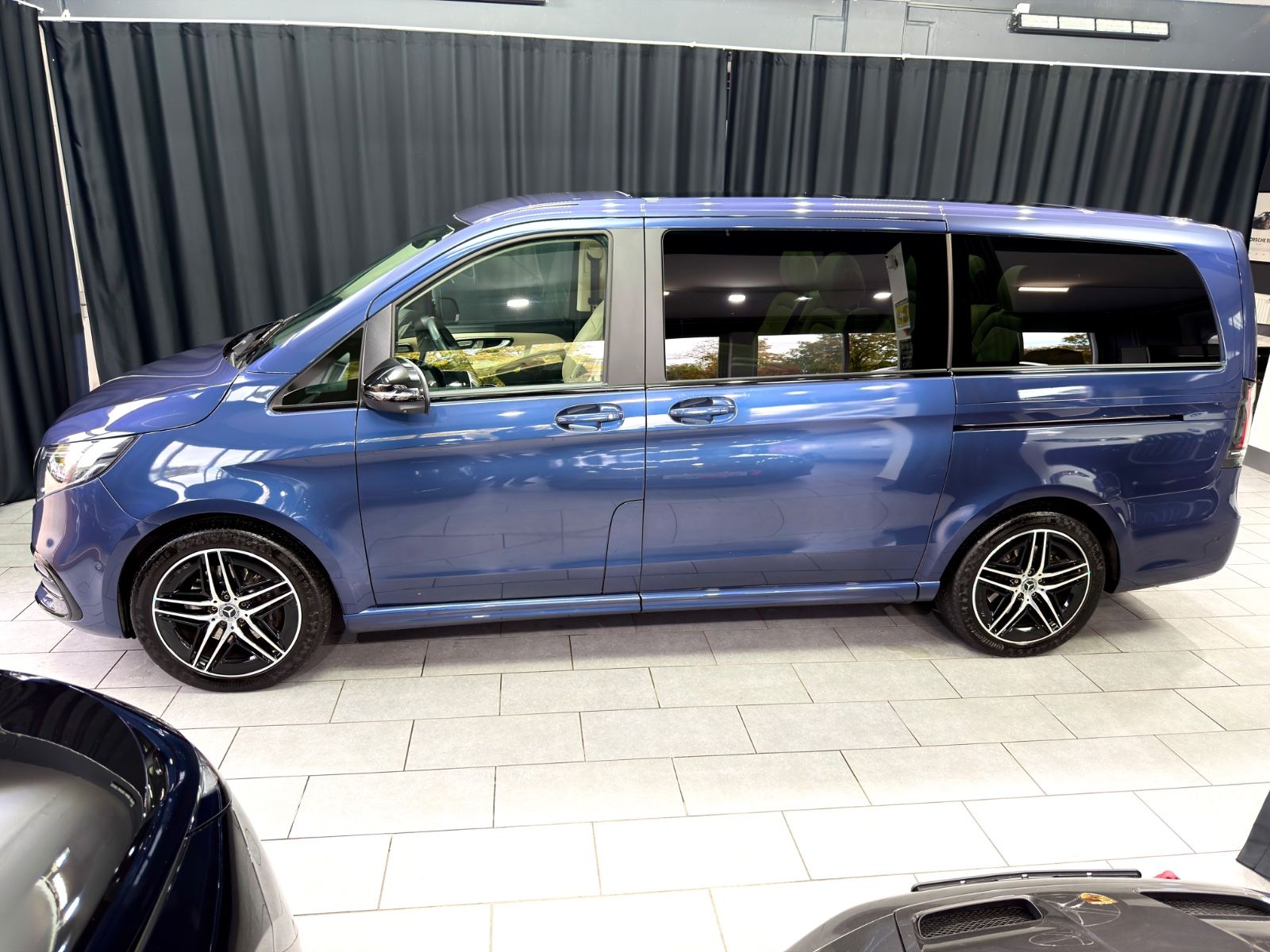 Fahrzeugabbildung Mercedes-Benz V250d lang EXCLUSIVE|AMG|BURMESTER|PANO|ACC|360°