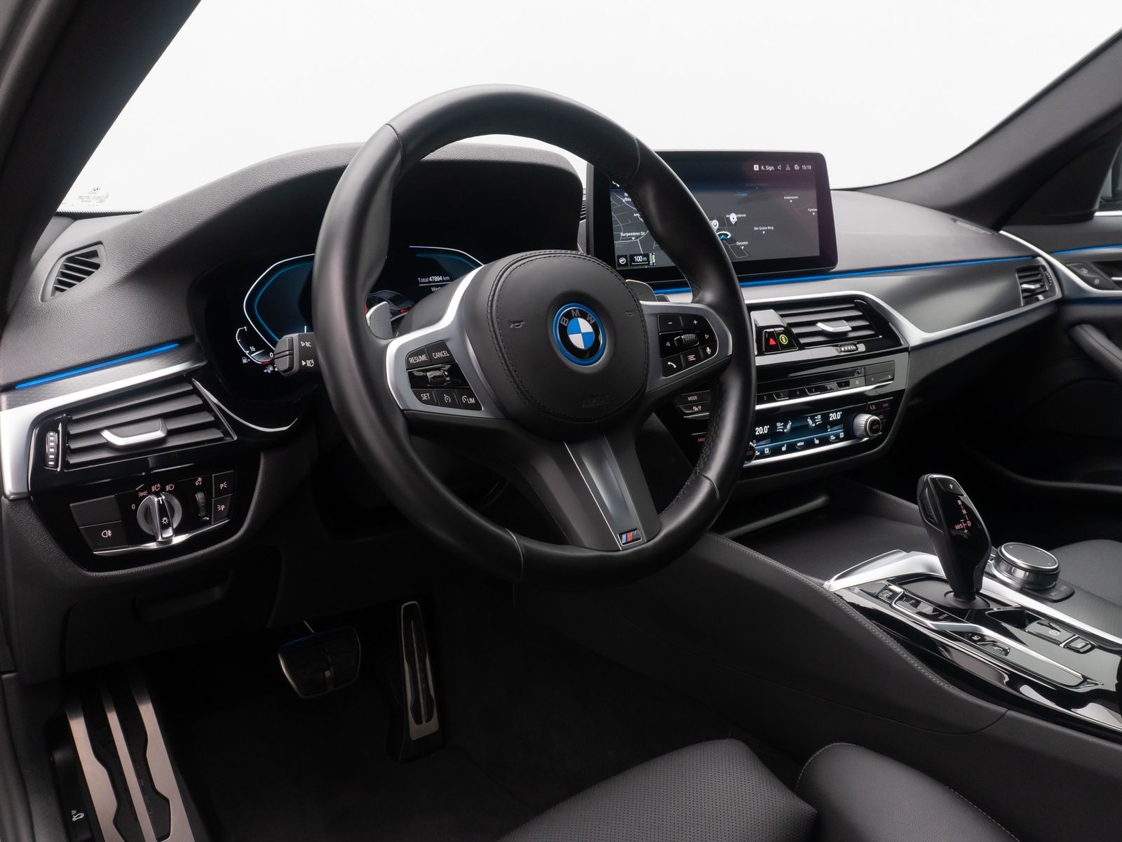 Fahrzeugabbildung BMW 545e xD M Sport Kamera DAB 4xKlima Alarm 19Zoll