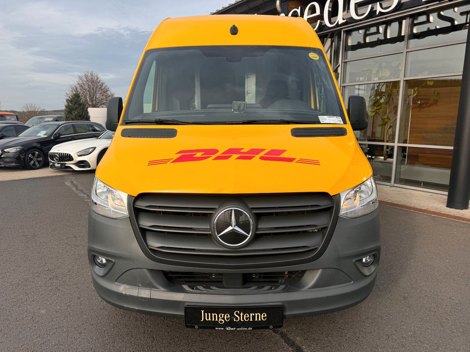 Fahrzeugabbildung Mercedes-Benz eSprinter 312 DHL Regal KEP-Ausbau