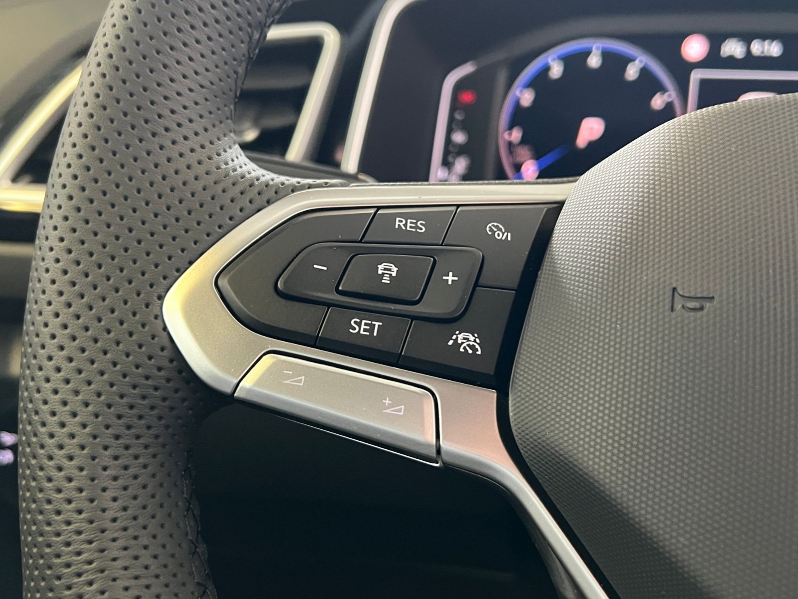 Fahrzeugabbildung Volkswagen T-Roc R-Line 1.5 TSI DSG *LED, Easy Open, 18"-LM