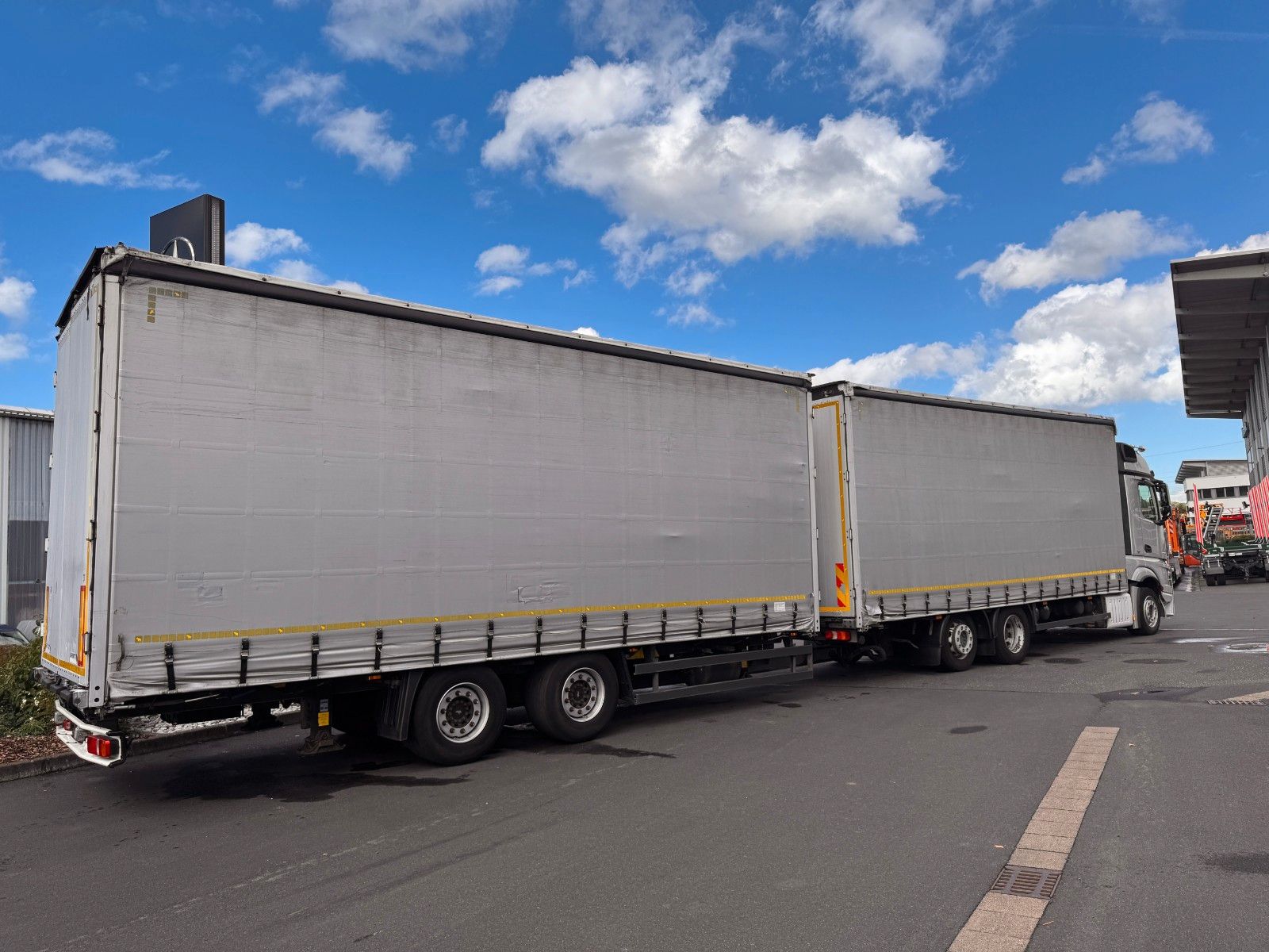 Fahrzeugabbildung Schmitz Cargobull SGF*C2 Pritsche Plane