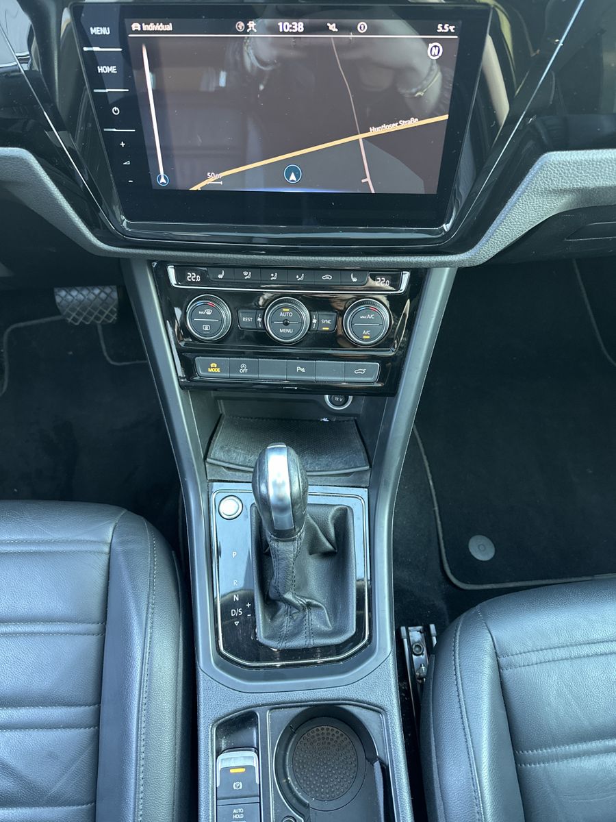 Fahrzeugabbildung Volkswagen Touran 1.5 TSI DSG 7-Sitzer HL NAV+LED+AHK+PANO