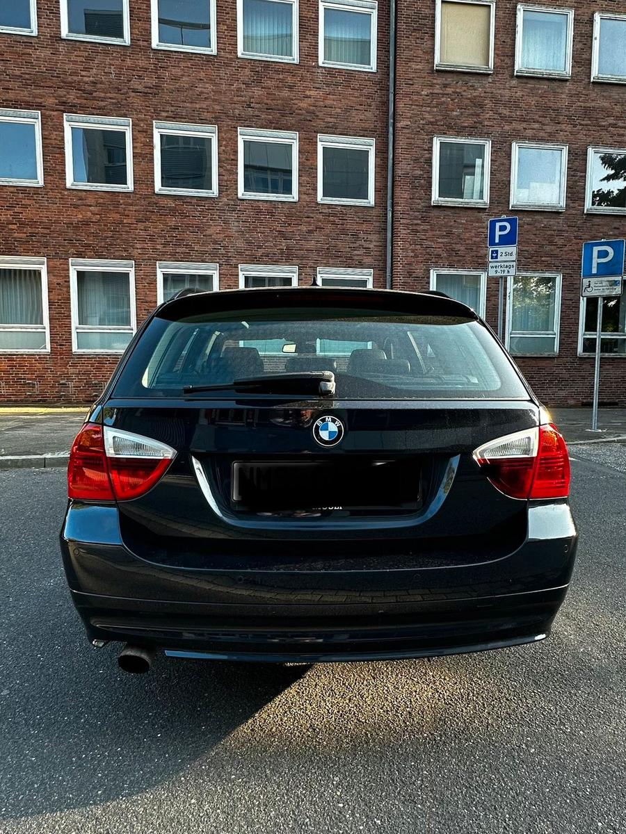 BMW 318 2006 — rear view