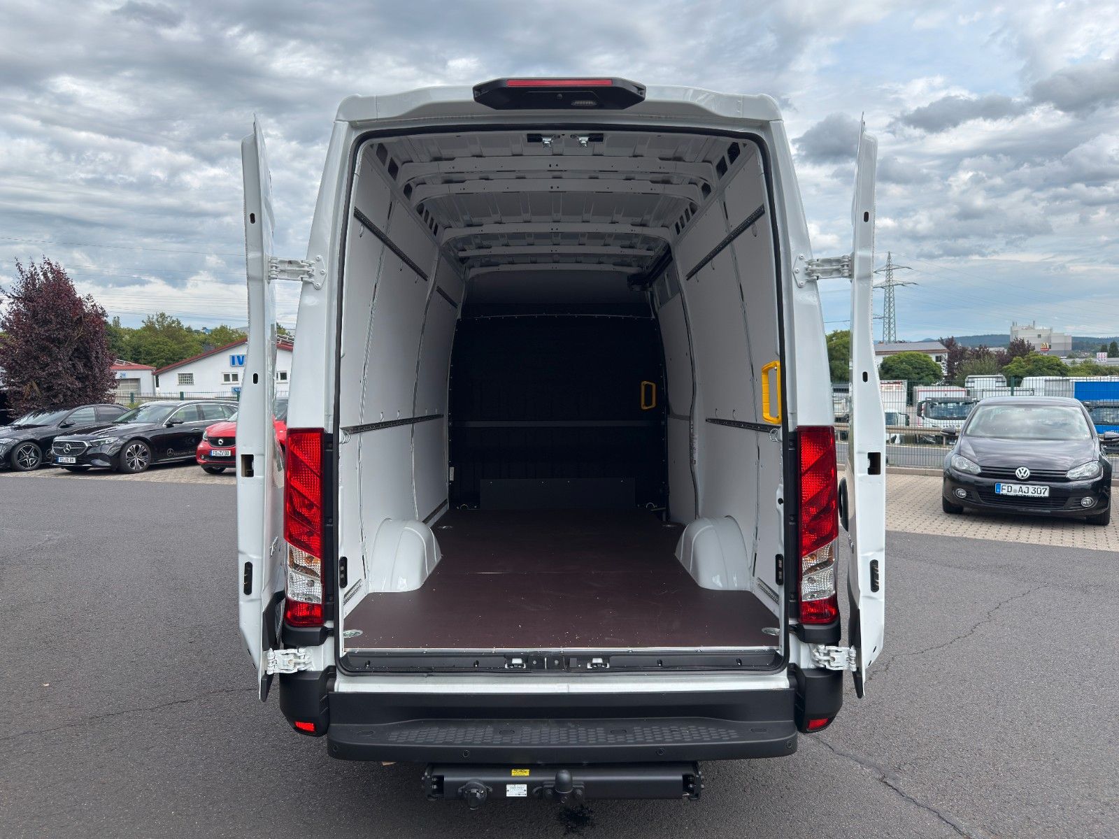 Fahrzeugabbildung Iveco Daily 35S14B V Airlineschienensystem *AHK 3,5 t*
