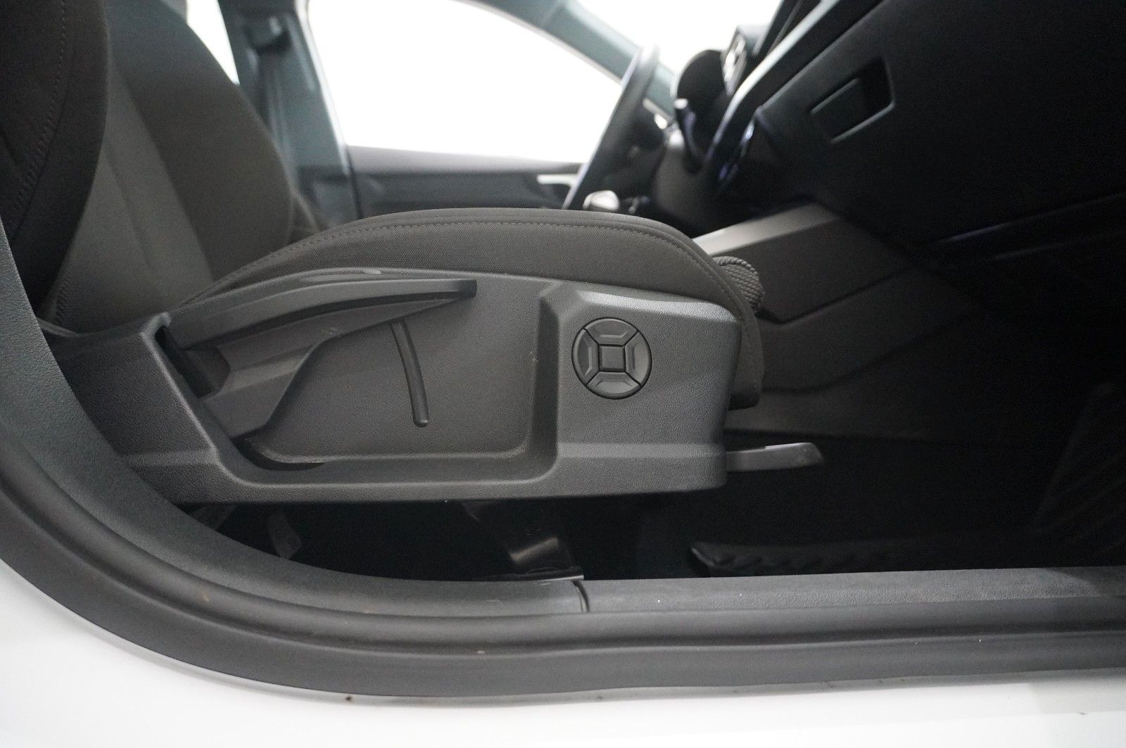 Fahrzeugabbildung Audi A3 Sportback 35 TFSI NAVI/LED/SPORT/SHZ/VIRT/DAB