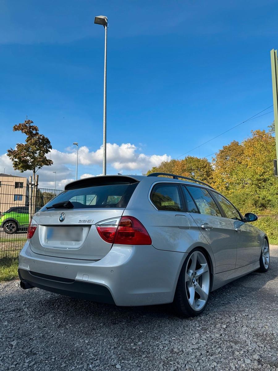 BMW 325 2005 — rear view