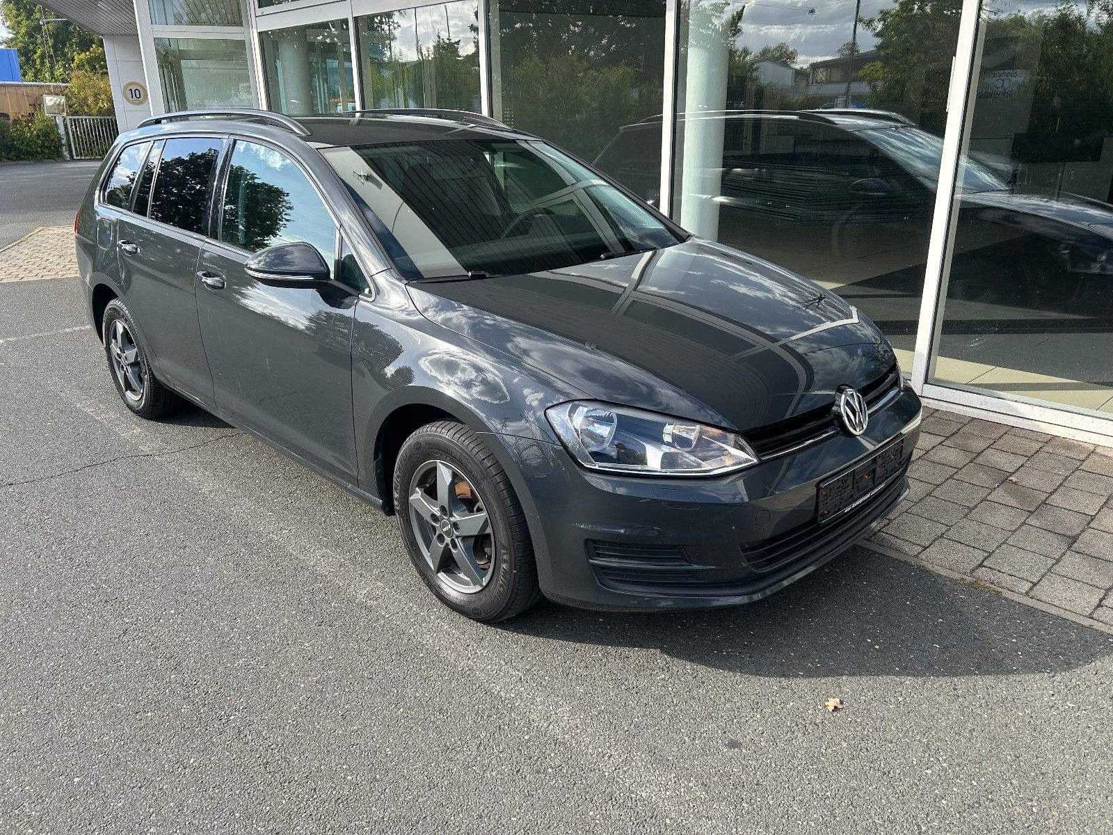 Volkswagen Golf - 1